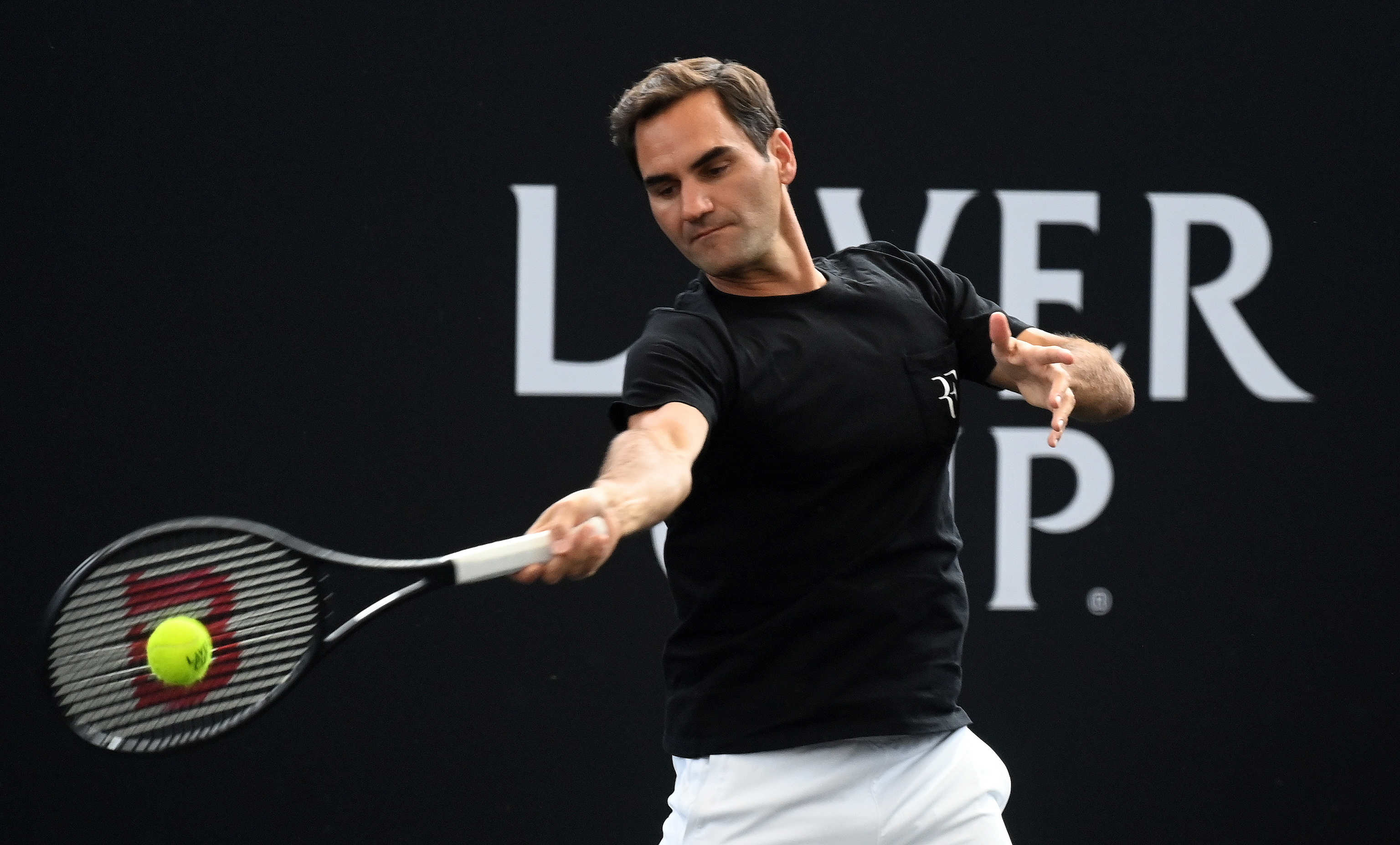 Roger Federer devuelve una bola durante una sesin de entrenamiento de la Laver Cup en Londres.