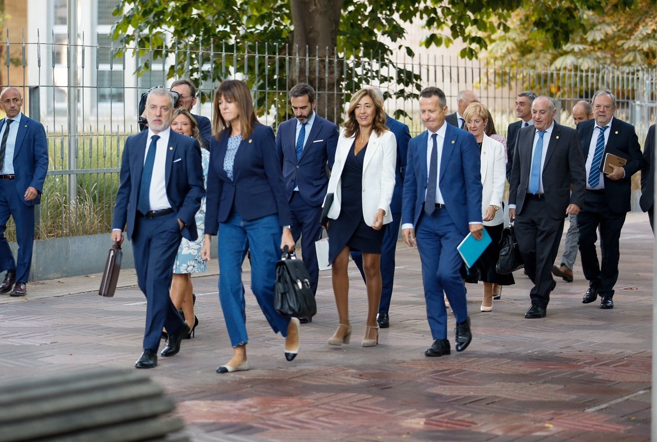 El lehendakari camina junto a la vicelehendakari socialista Idoia Mendia y el resto de su gobierno antes de acceder al pleno del Parlamento Vasco.