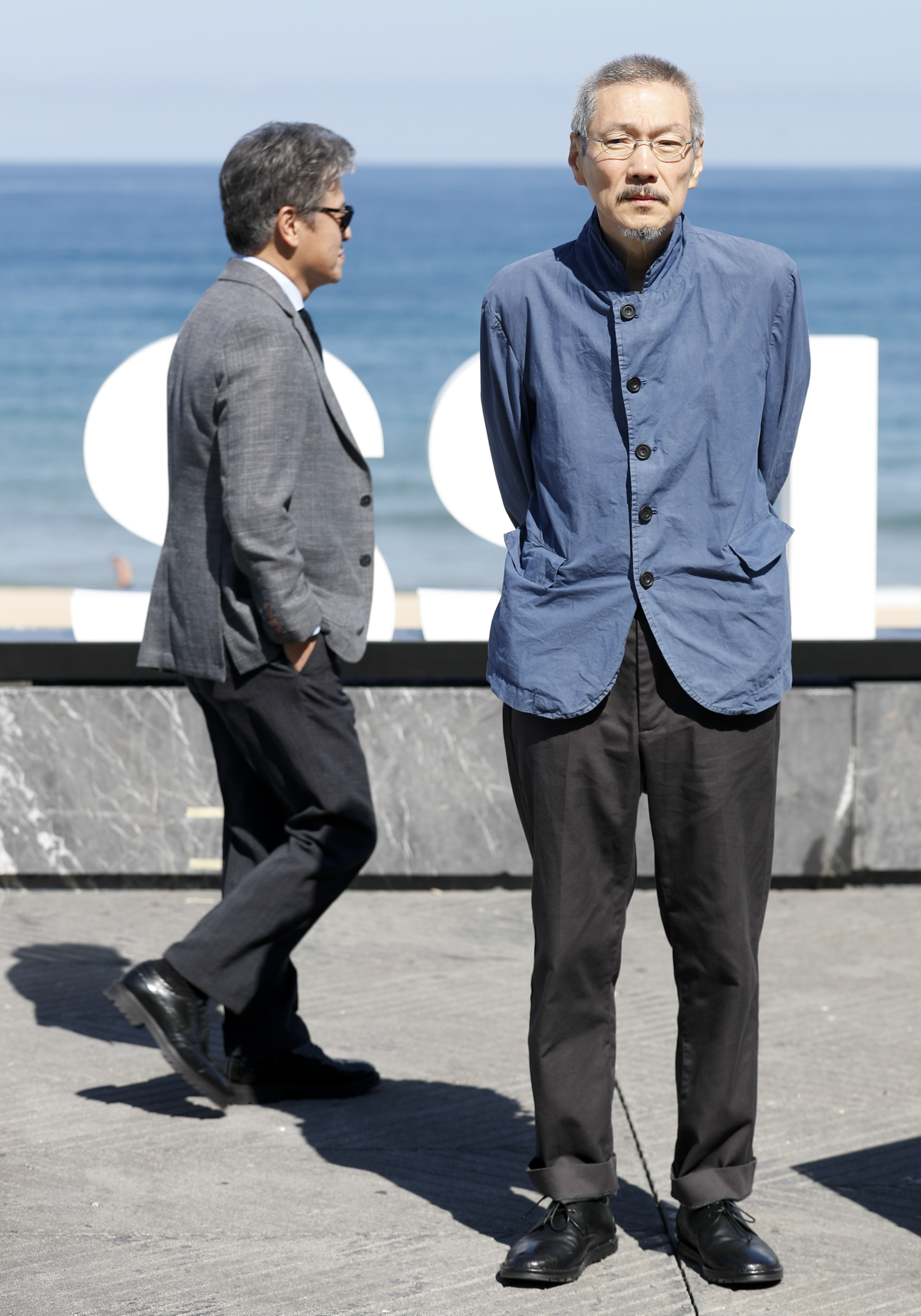 Director Hong Sangsoo poses with actor Kwon Hae-hyo at the presentation