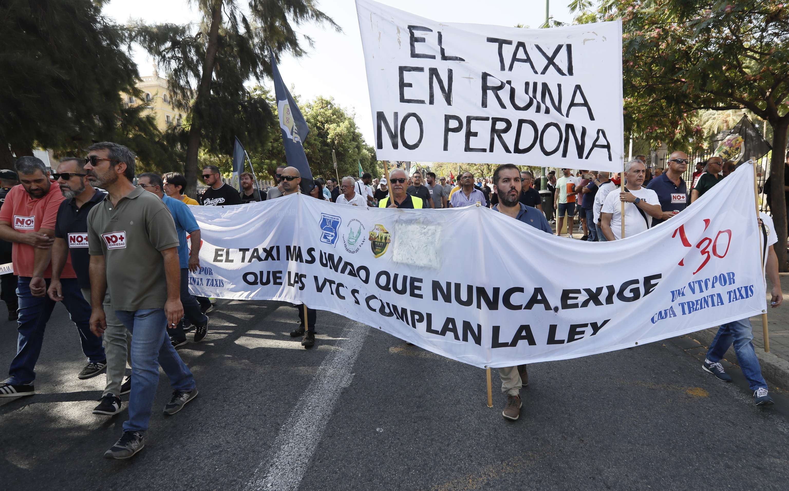 Protesta de los taxistas este jueves por las calles de Sevilla.