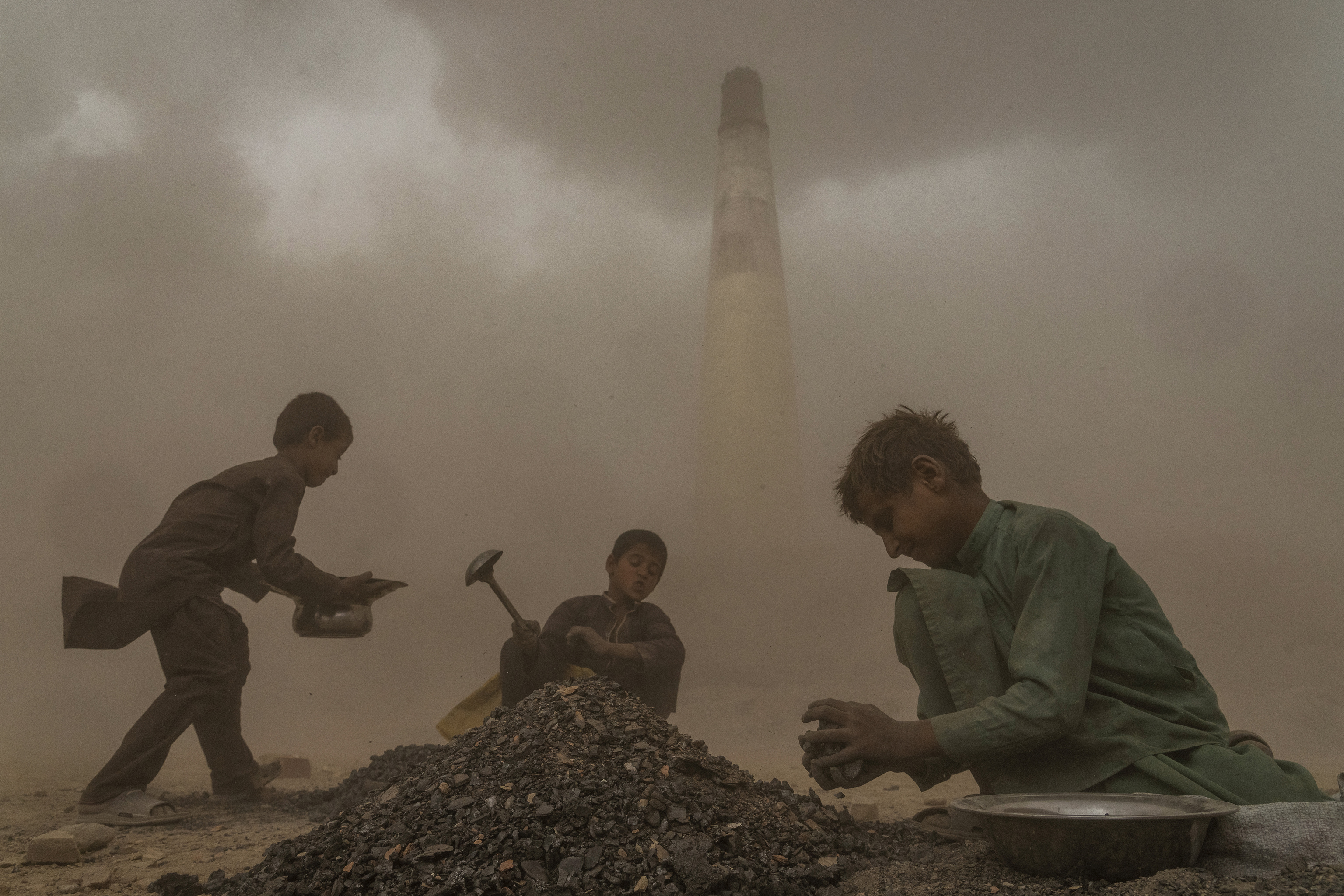 Niños afganos trabajando en una fábrica de ladrillos.