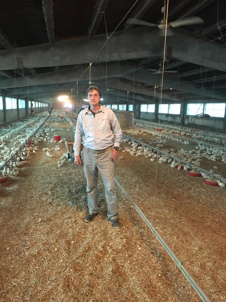 Lluis Oliver, dueño de una fábrica de pollos en Peralada (Girona)