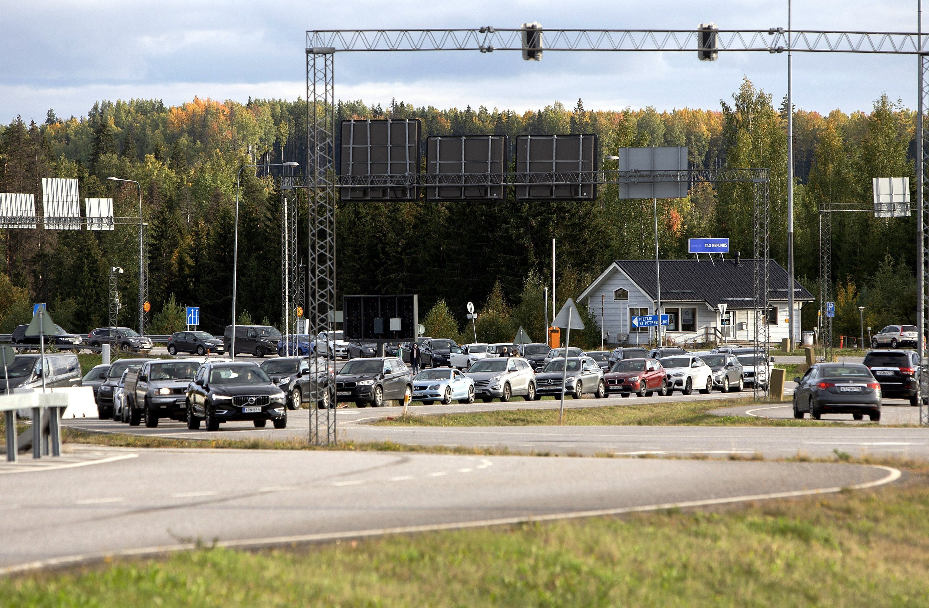 Coches esperando a cruzar la frontera rusa con Finlandia.