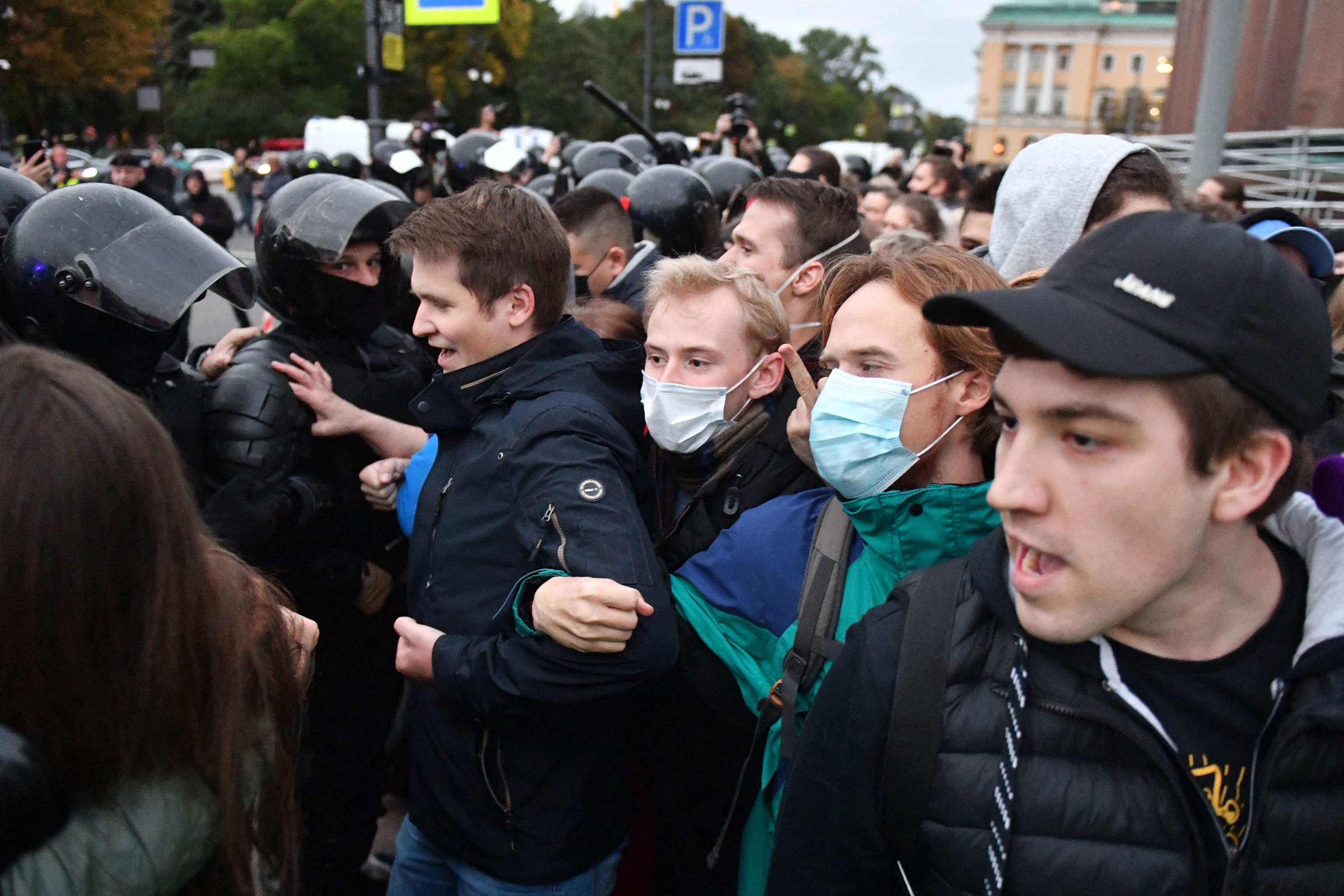 La policía reduce una manifestación contra la movilización parcial decretada por Putin en San Petersburgo.