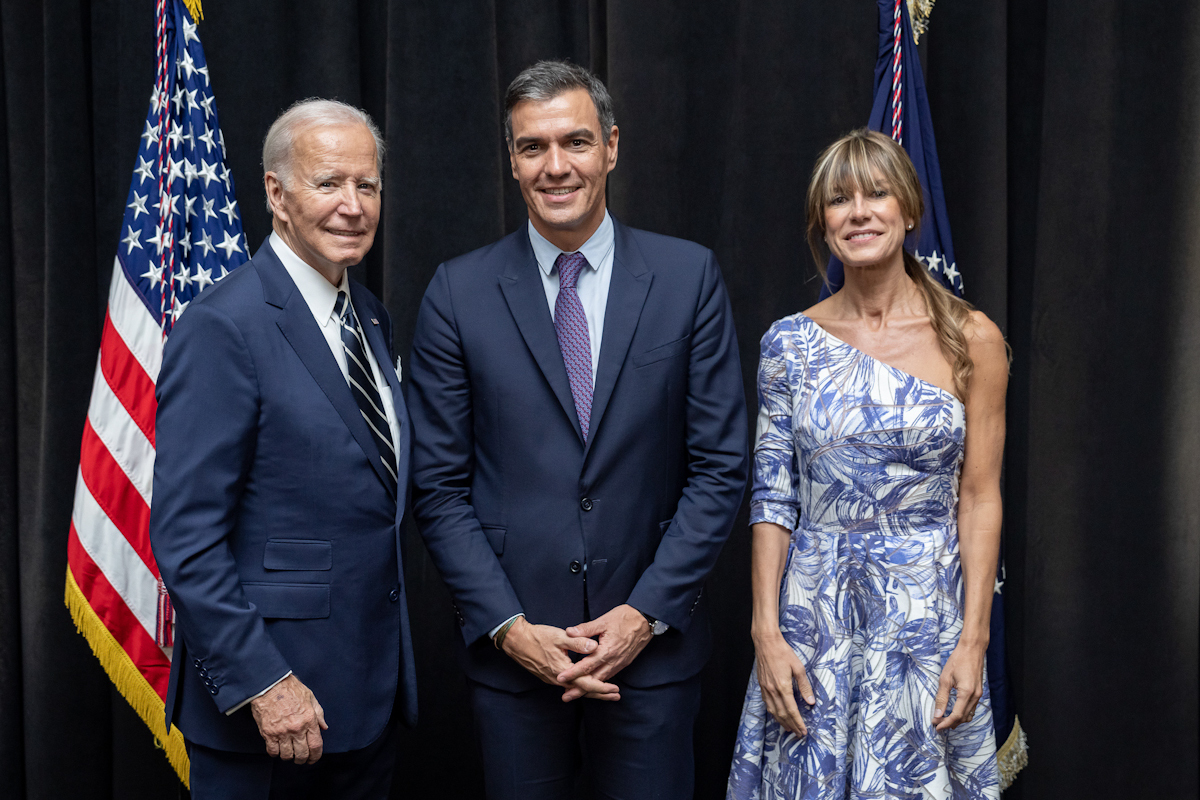 El presidente de los Estados Unidos, Joe Biden (i), posa junto al presidente del Gobierno español, Pedro Sánchez, y su esposa Begoña Gómez.
