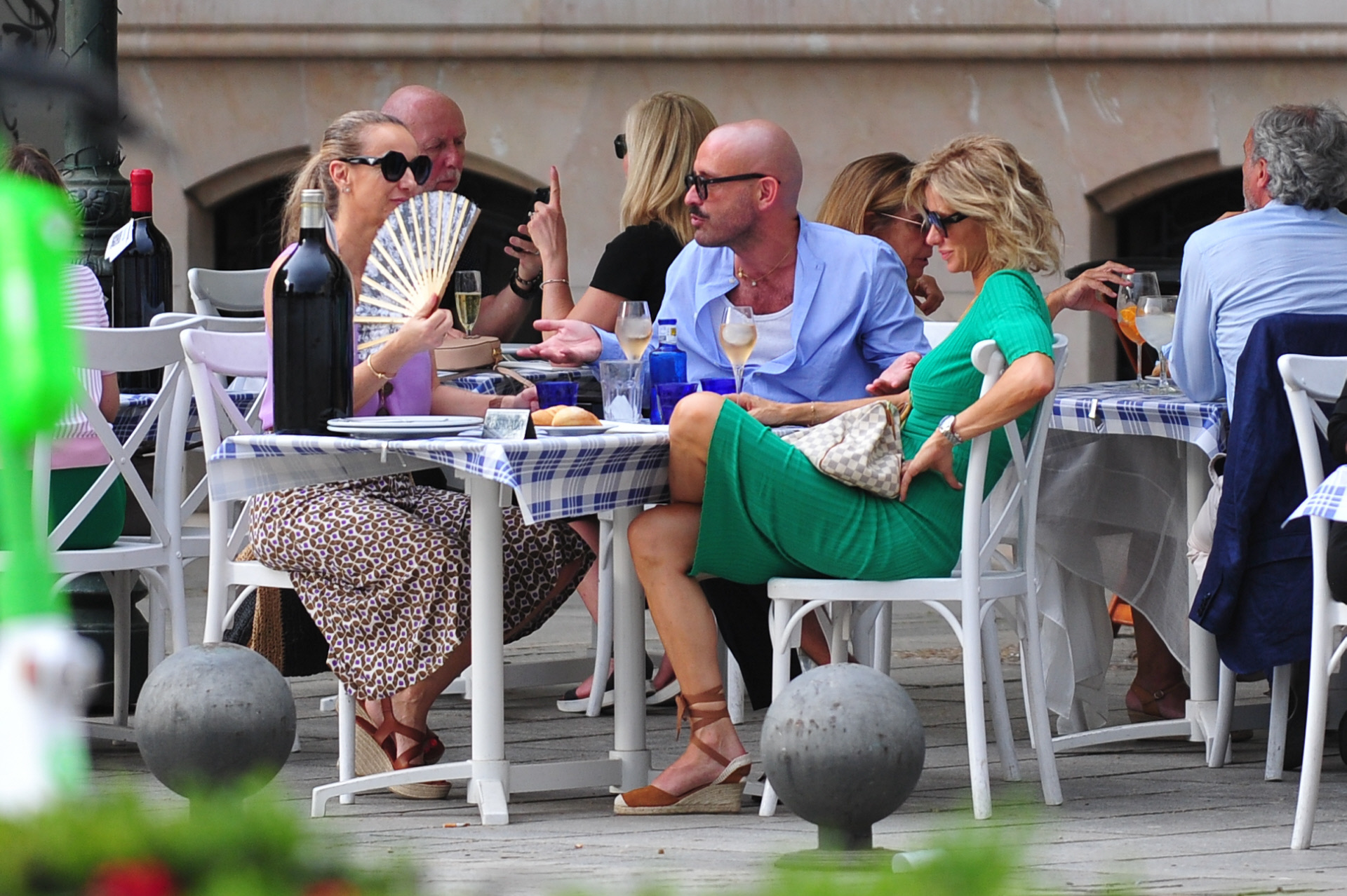 Susanna Griso junto a unos amigos en una terraza de Madrid