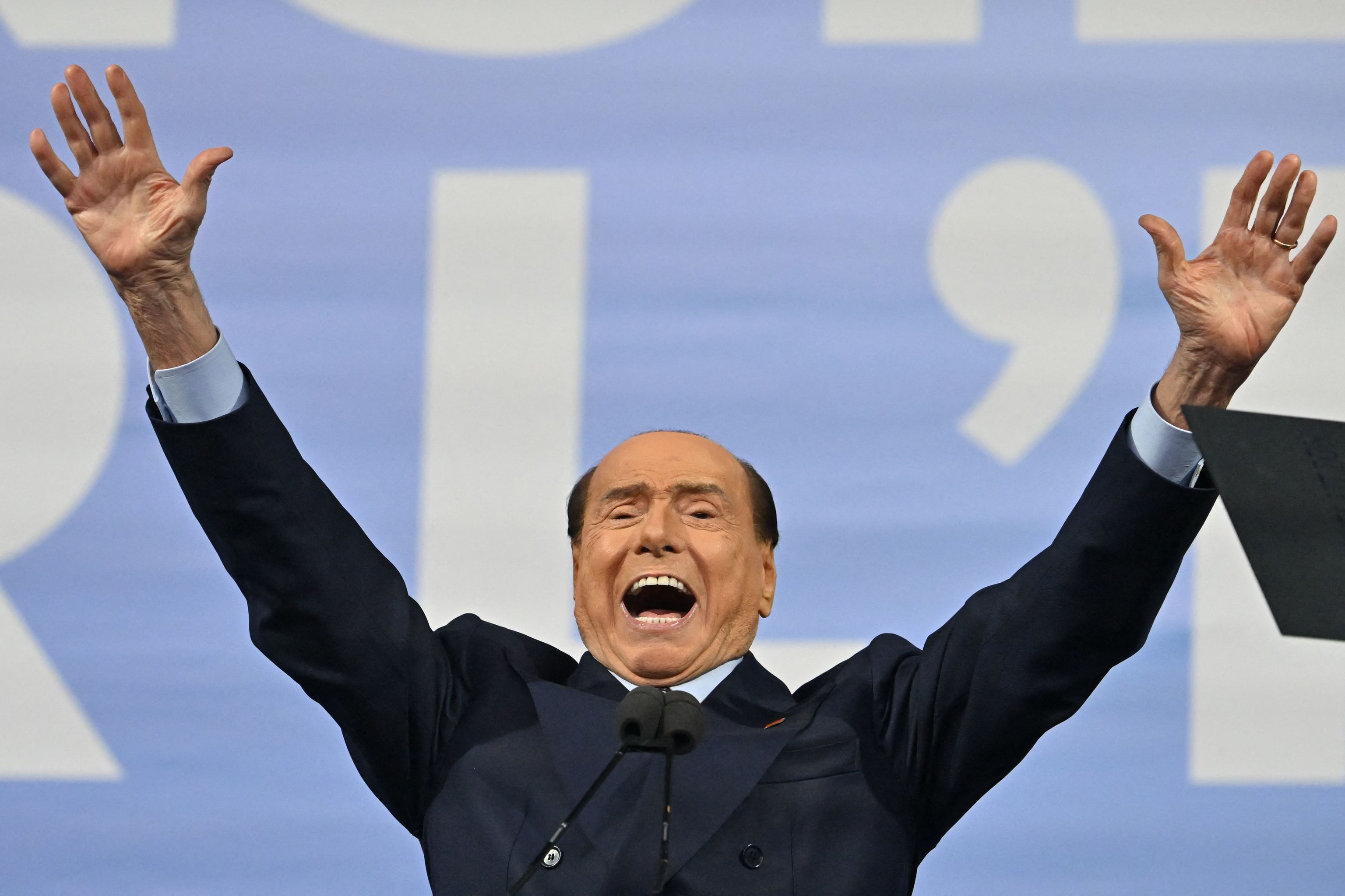 El líder de Forza Italia, Silvio Berlusconi, en un mitin en la Plaza del Pueblo, en Roma, Italia.