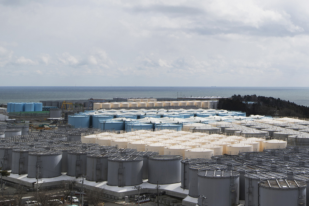 Tanques con agua utilizada para refrigerar combustible de la central de Fukushima.