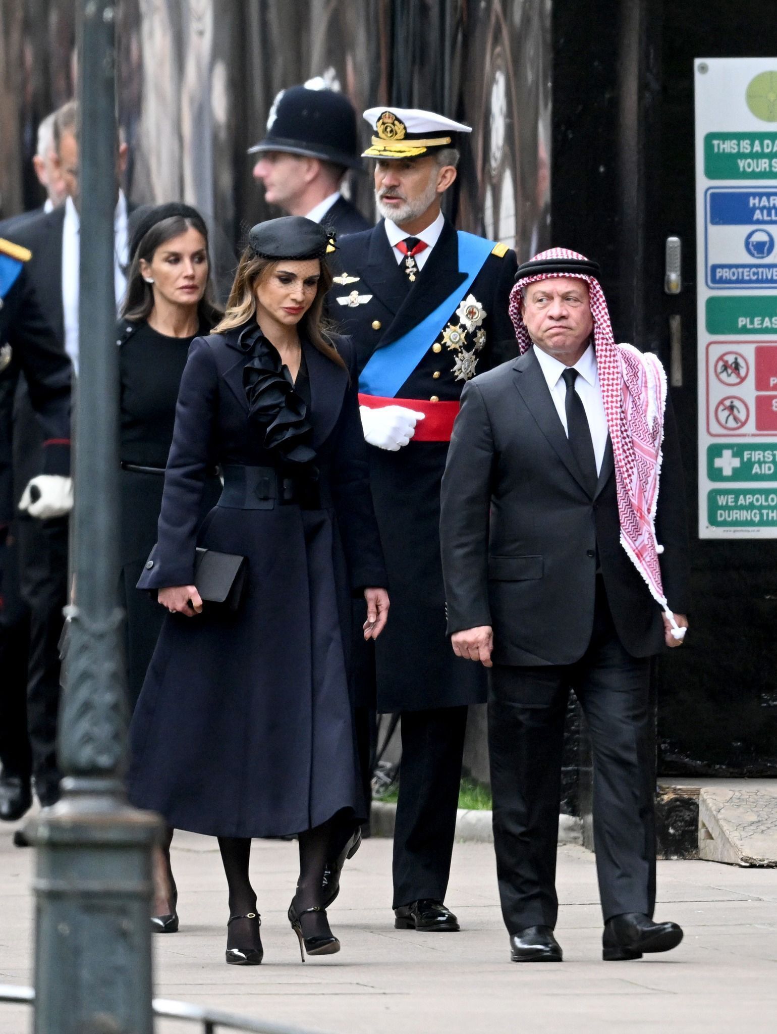 Los Reyes Felipe y Letizia tras los monarcas de Jordania, Abdal y Rania, camino de la abada de Westminster, para asistir al funeral de la reina Isabel.