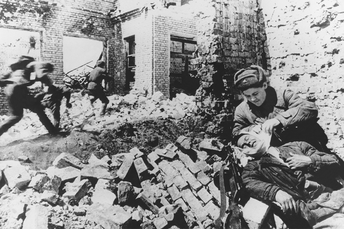 Stalingrado, 1942. Un soldado soviético atiende a un compañero herido.