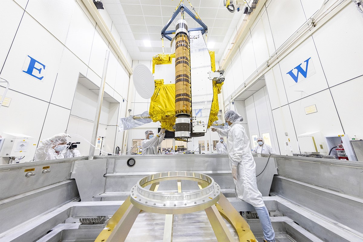 Preparativos de la sonda DART en la sala limpia antes de su lanzamiento, en noviembre de 2021