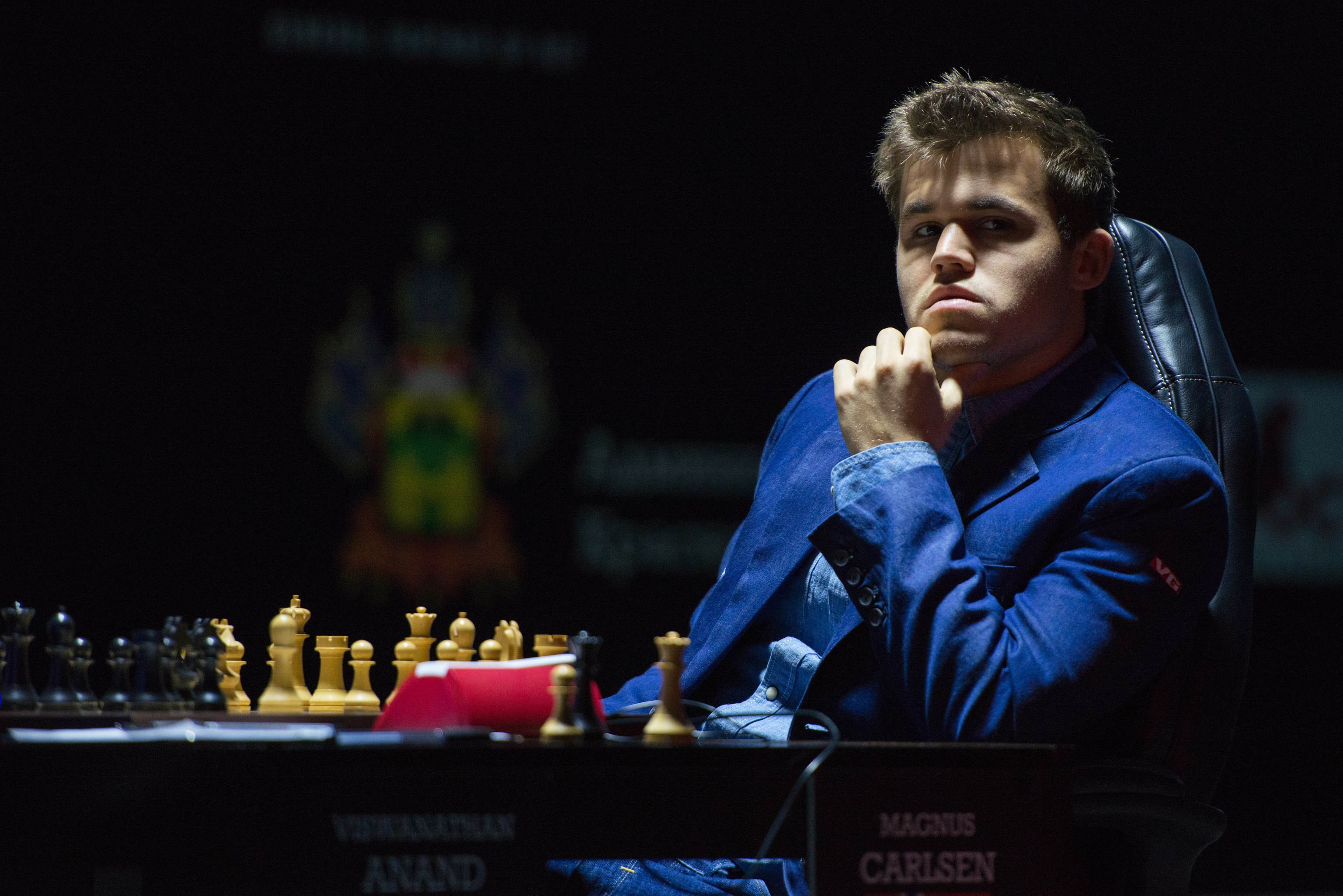 Magnus Carlsen durante una partida en Rusia.