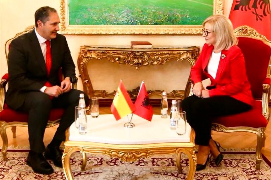 José Cepeda y la presidenta del Parlamento albanés, Lindita Nikolla.