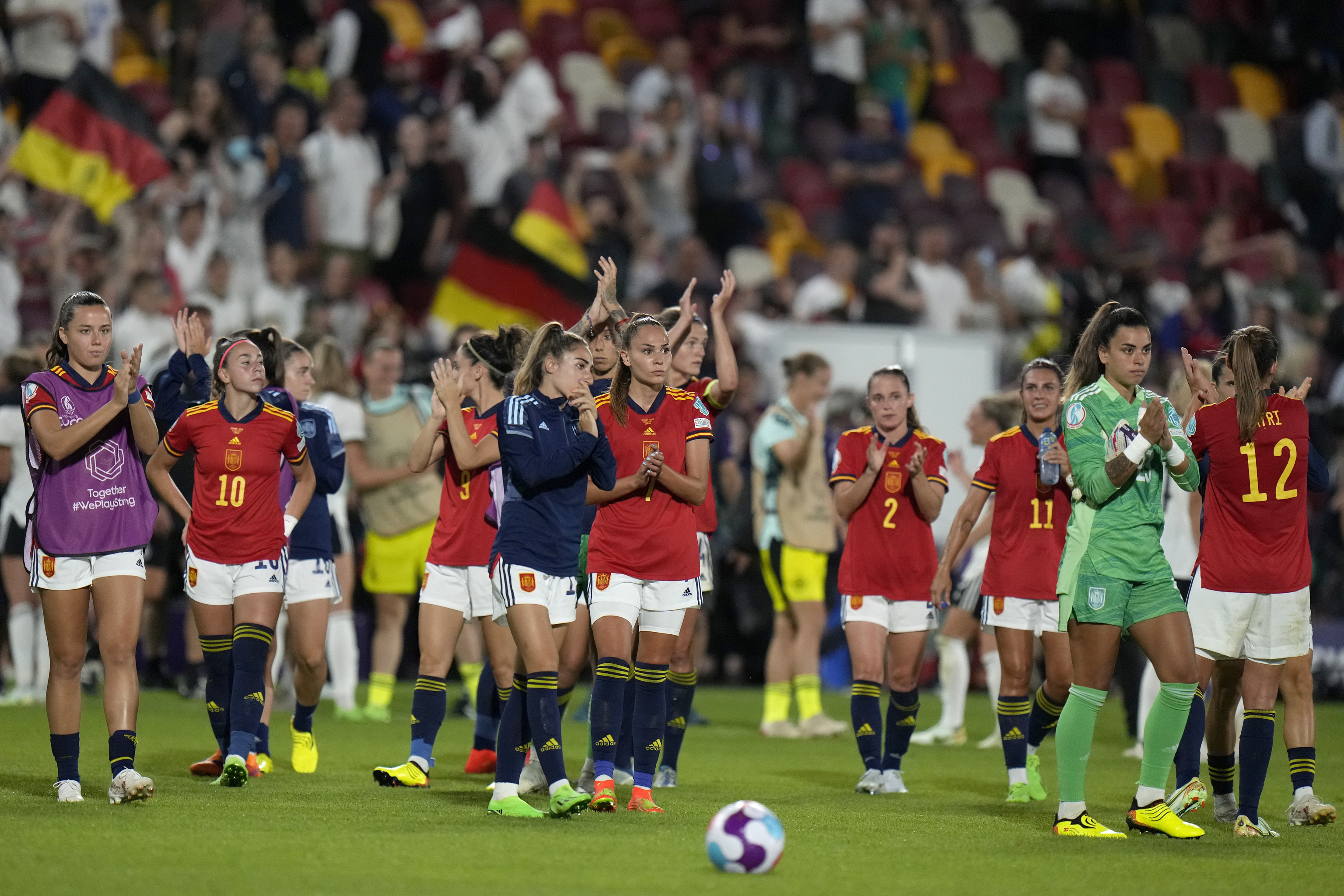 Las jugadoras espaolas, tras su derrota ante Alemania en la pasada Eurocopa.