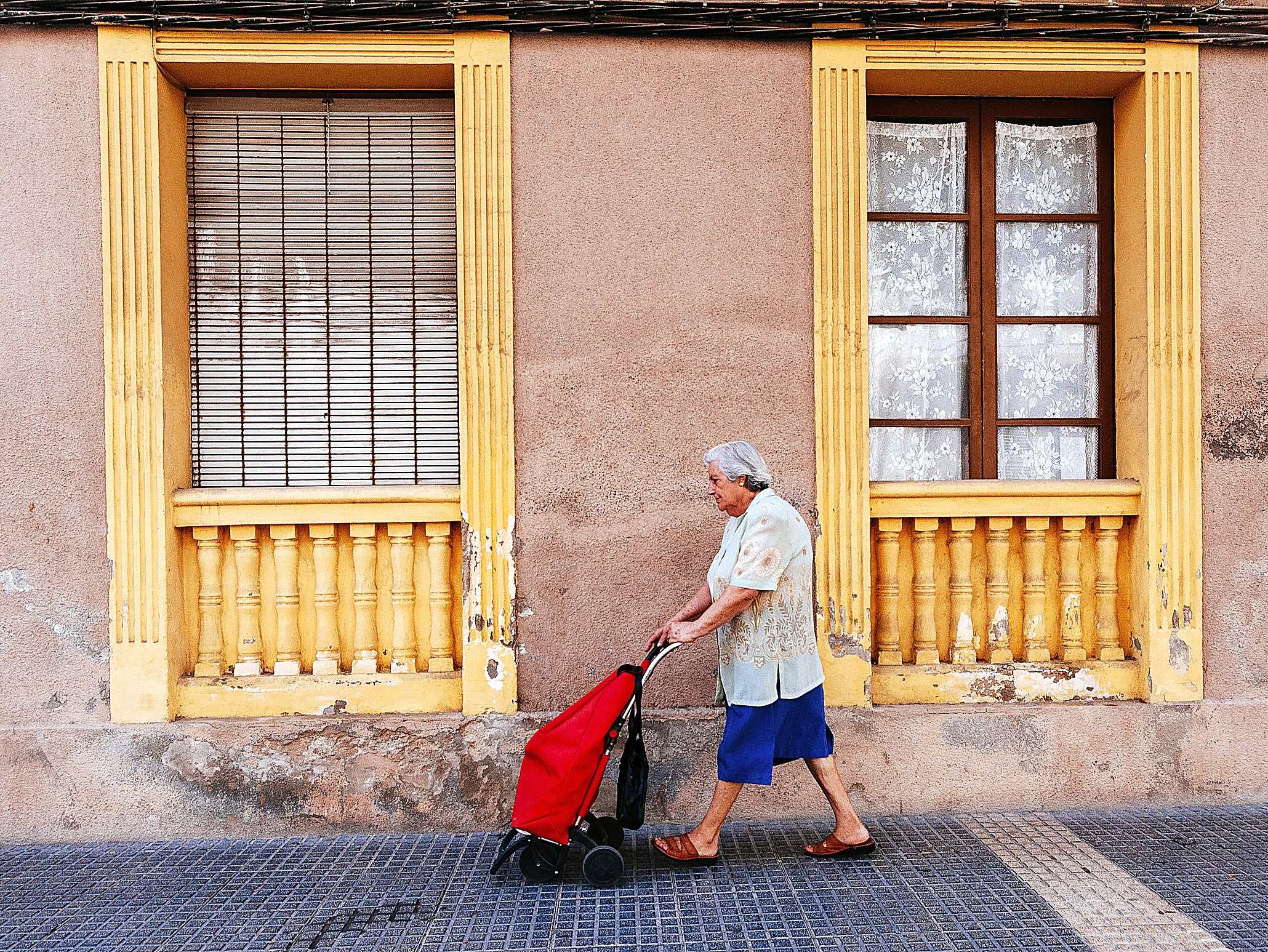 Una mujer mayor camina por las calles de Ibiza.