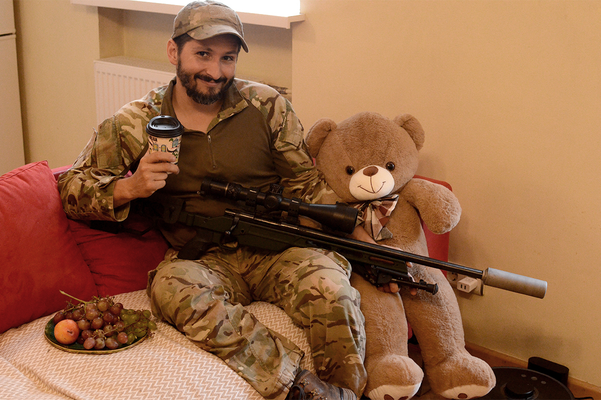 El francotirador dentro del lugar dondo ha estado durmiendo durante los primeros días de su llegada al país. Bien acogido siempre por los ucranianos.