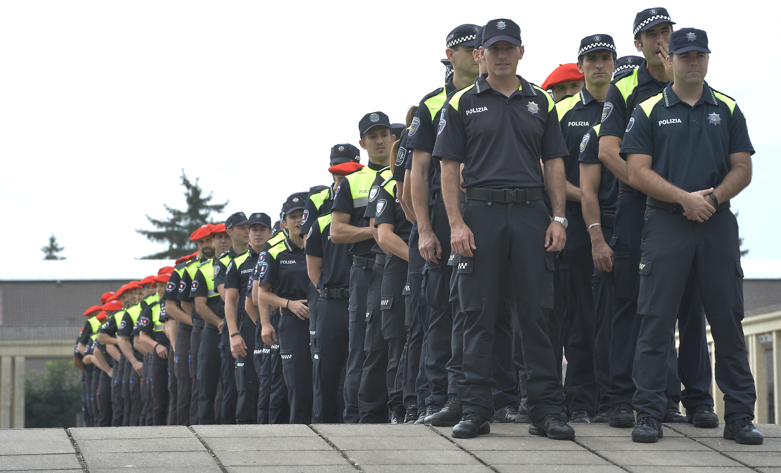Policías municipales formados en la academia de la Ertzaintza en Arkaute esperan para recibir sus acreditaciones.