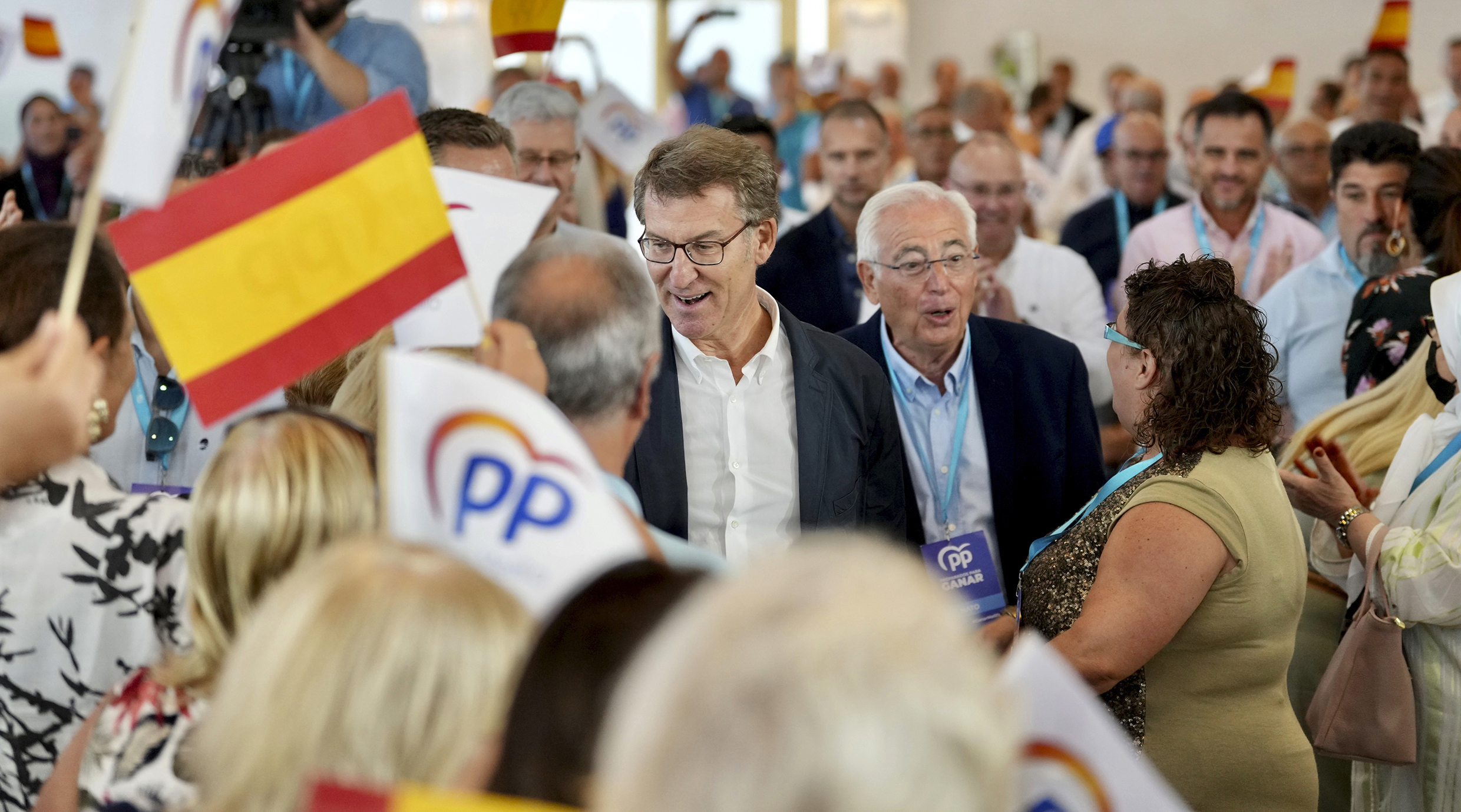Alberto Nez Feijo y el presidente del PP de Melilla, Juan Jos Imbroda, en el congreso regional del partido en la ciudad autnoma.