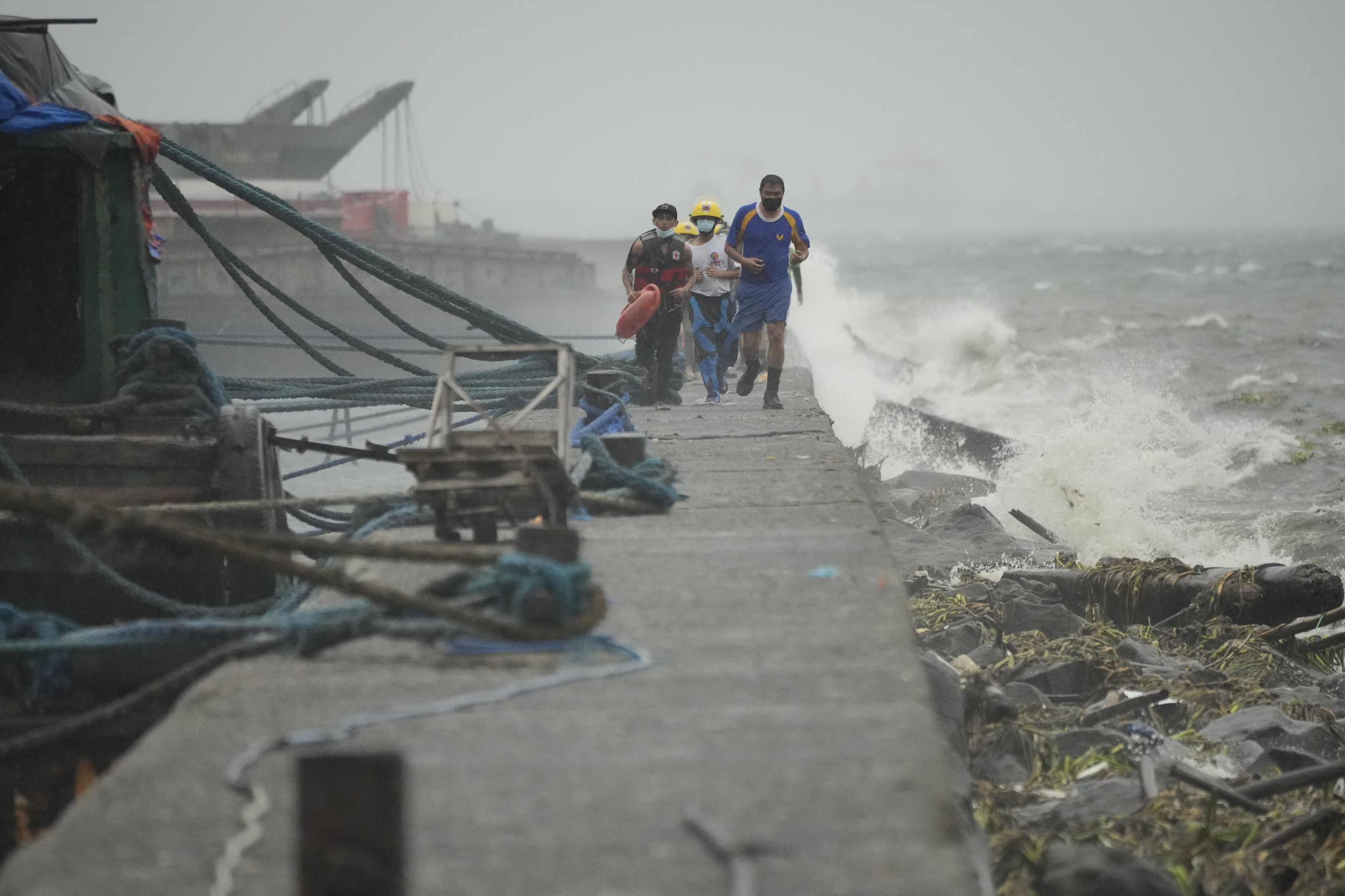 Filipinas evacúa las zonas costeras y paraliza el tráfico marítimo tras la llegada del «súper tifón» Noru