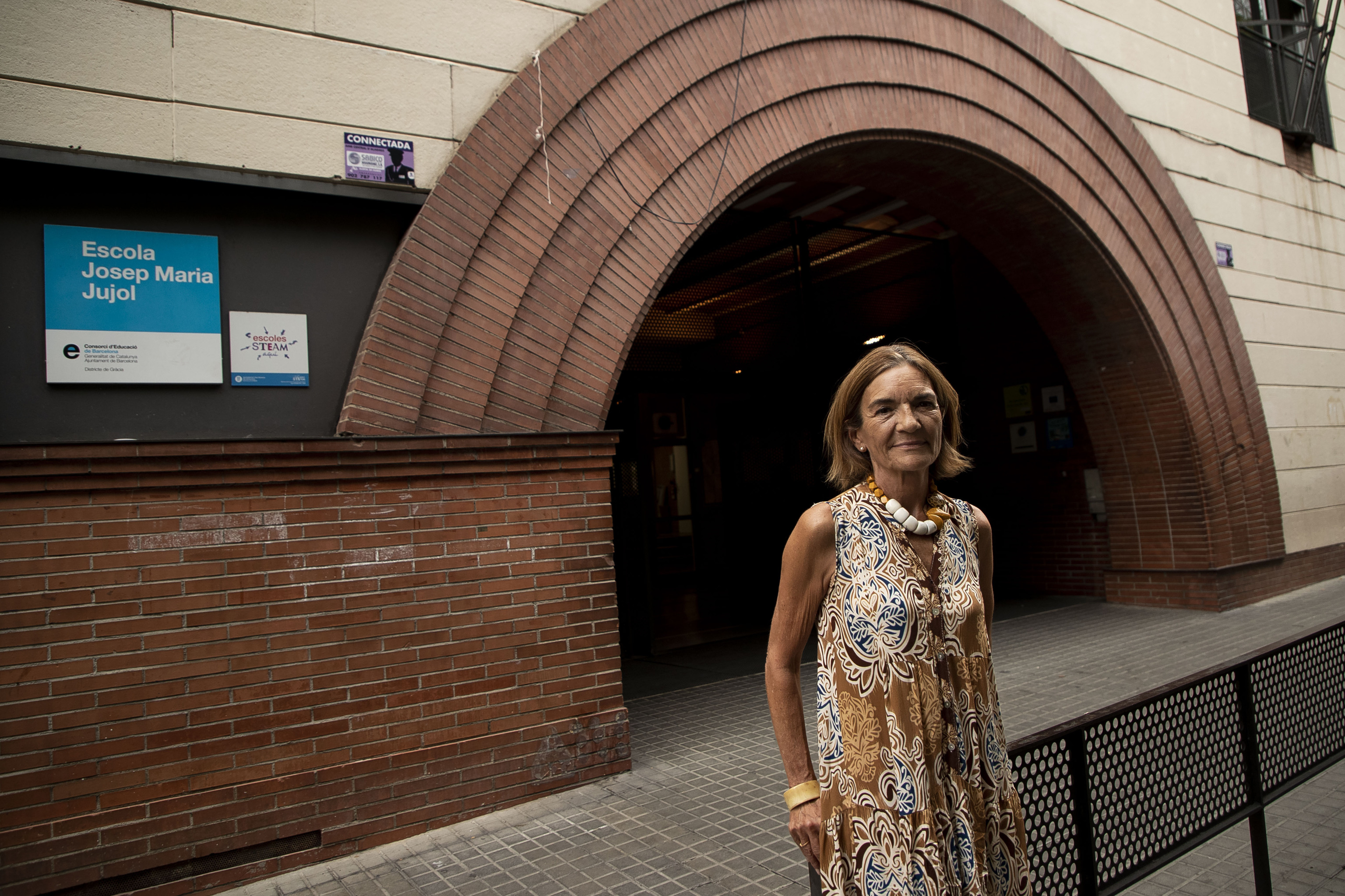 Beatriz Rosal Montadas-Prim, en Barcelona, a las puertas del colegio público Josep Maria Jujol, del que era directora.