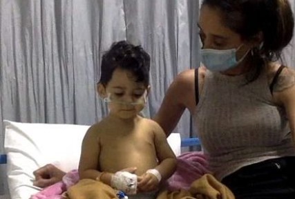 Mateo con su madre, en el hospital de Bali.