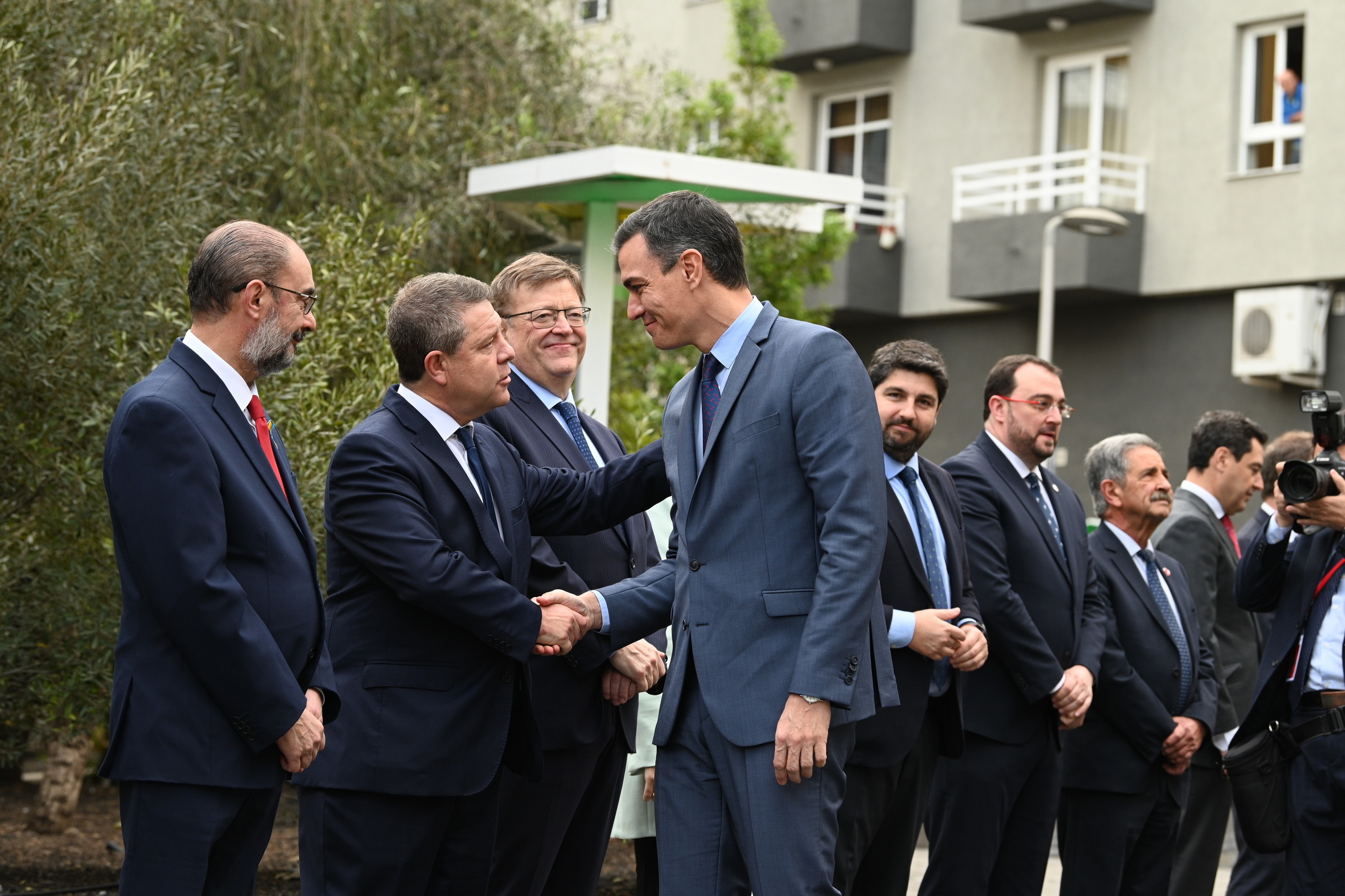 Pedro Snchez saluda a los asistentes a la XVI Conferencia de Presidentes celebrada en La Palma en marzo pasado.