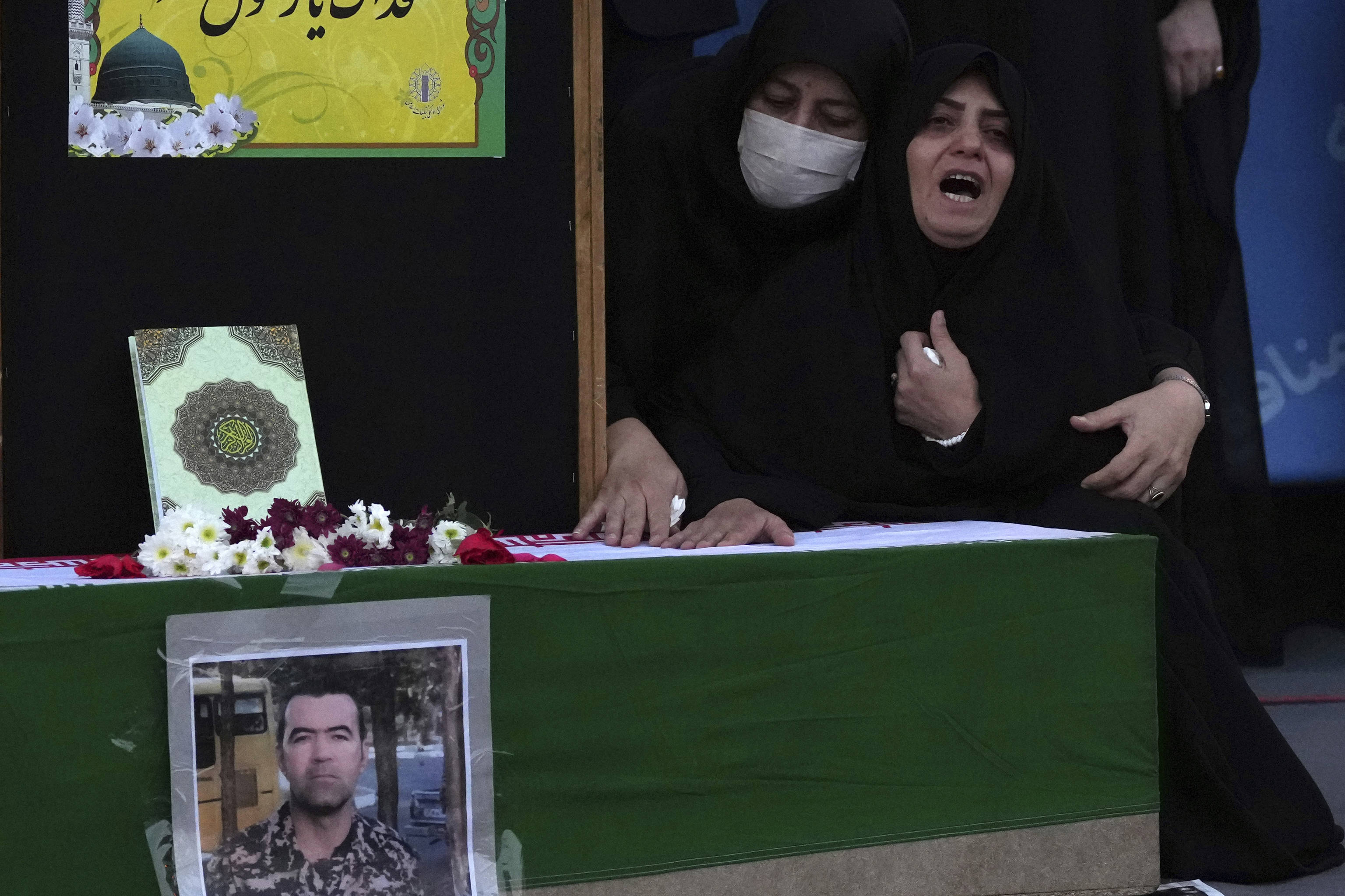 Familiares de un fallecido en las protestas contra el rgimen iran.