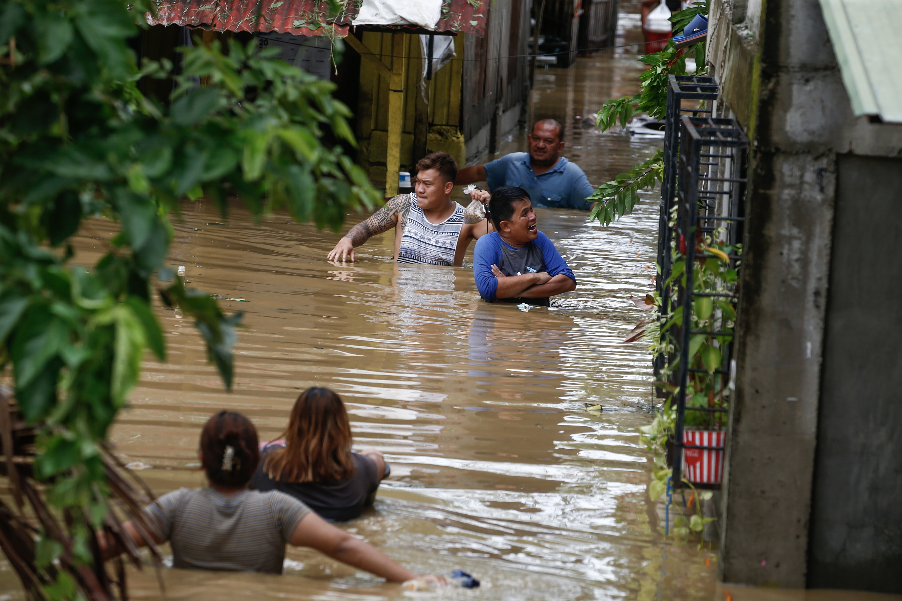 Residentes vadean el agua de las inundaciones causadas por el tifón Noru en la ciudad de San Miguel de la provincia de Bulacan, al norte de Manila, Filipinas 26 de septiembre de 2022. El tifón Noru atravesó la región septentrional filipina de Luzón el 25 de septiembre y provocó la evacuación de miles de personas debido a las intensas lluvias y los fuertes vientos. Se espera que el tifón Noru abandone la zona de responsabilidad de Filipinas en la noche del 26 de septiembre.