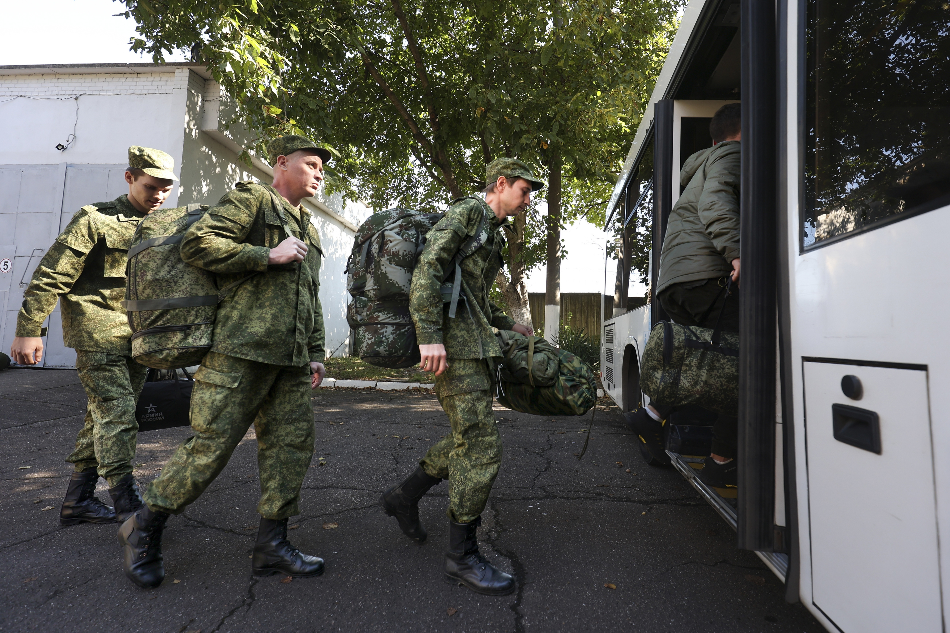 Un joven abre fuego contra el jefe de un centro de reclutamiento de Rusia: «¡Ahora sí nos iremos a casa!»