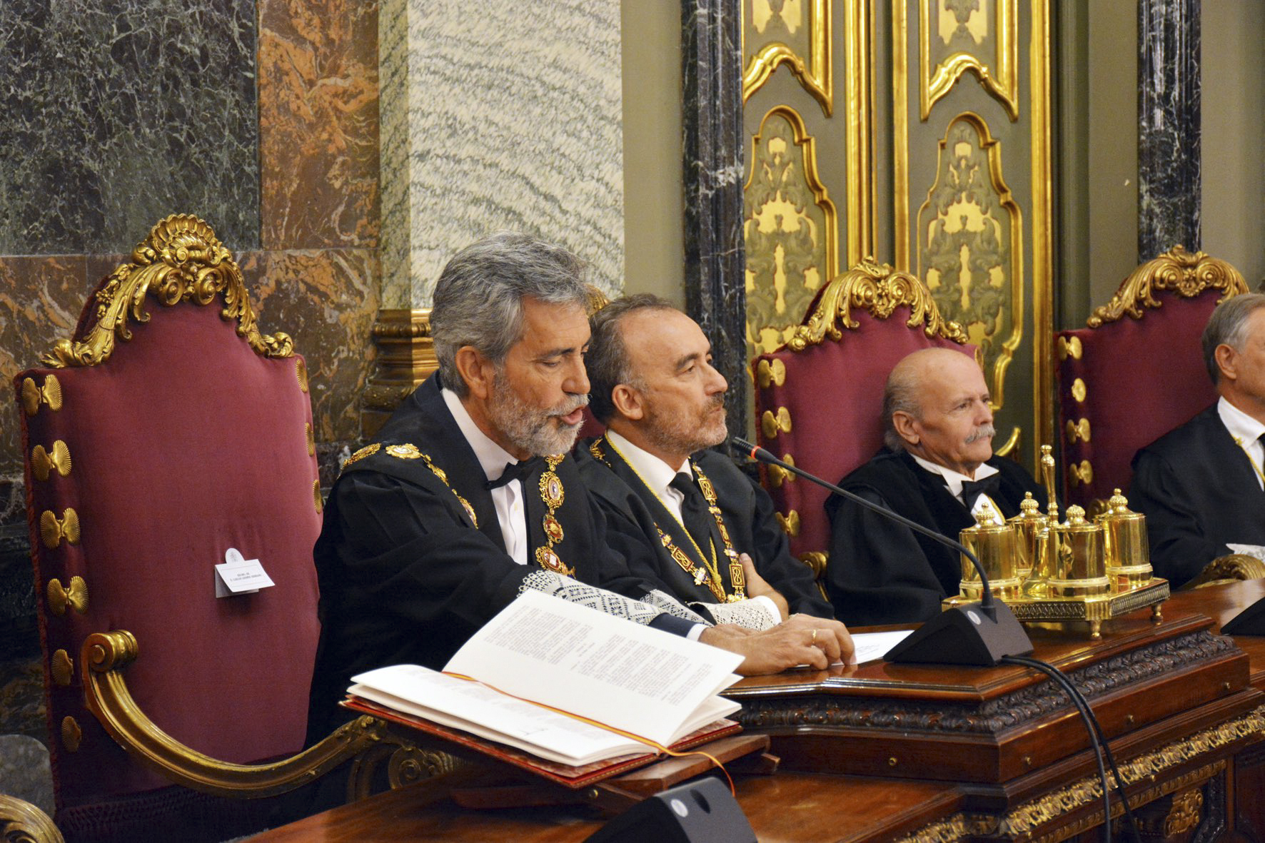 El presidente del Tribunal Supremo y del CGPJ Carlos Lesmes con la Sala de Gobierno del Alto Tribunal.