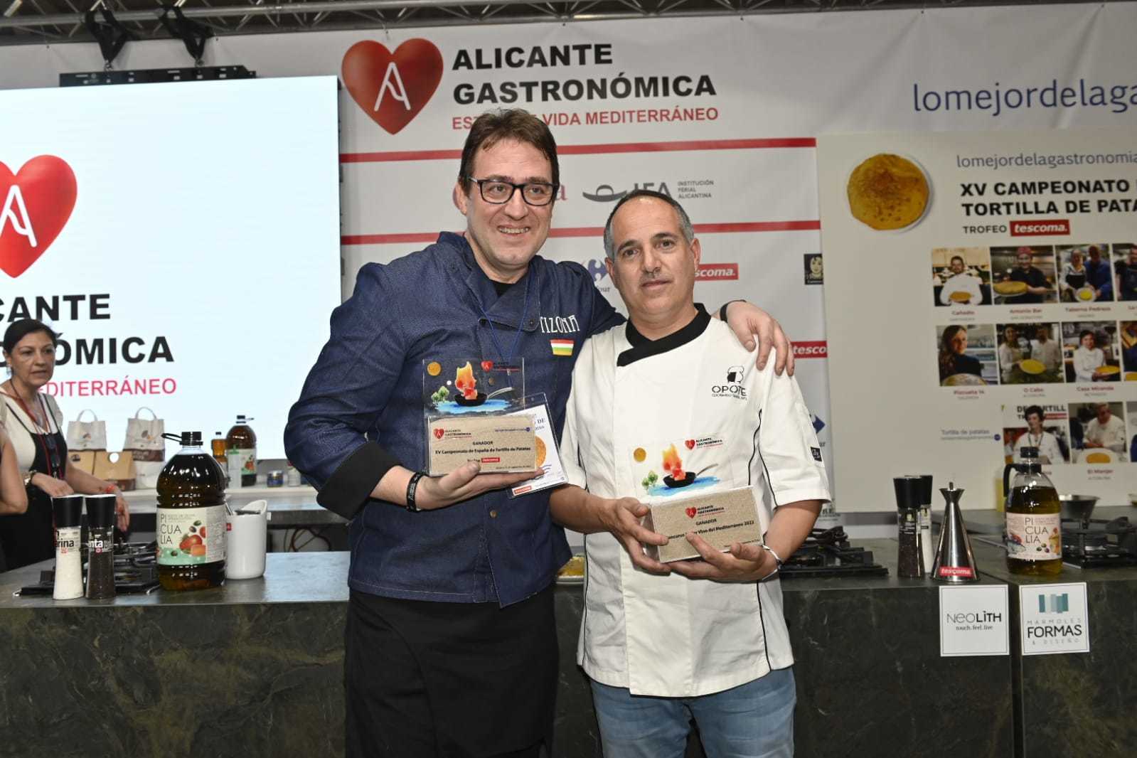 Los ganadores de la mejor tortilla de patatas de España, Carlos Olabuenaga (izda.) y Alberto García Ponte.