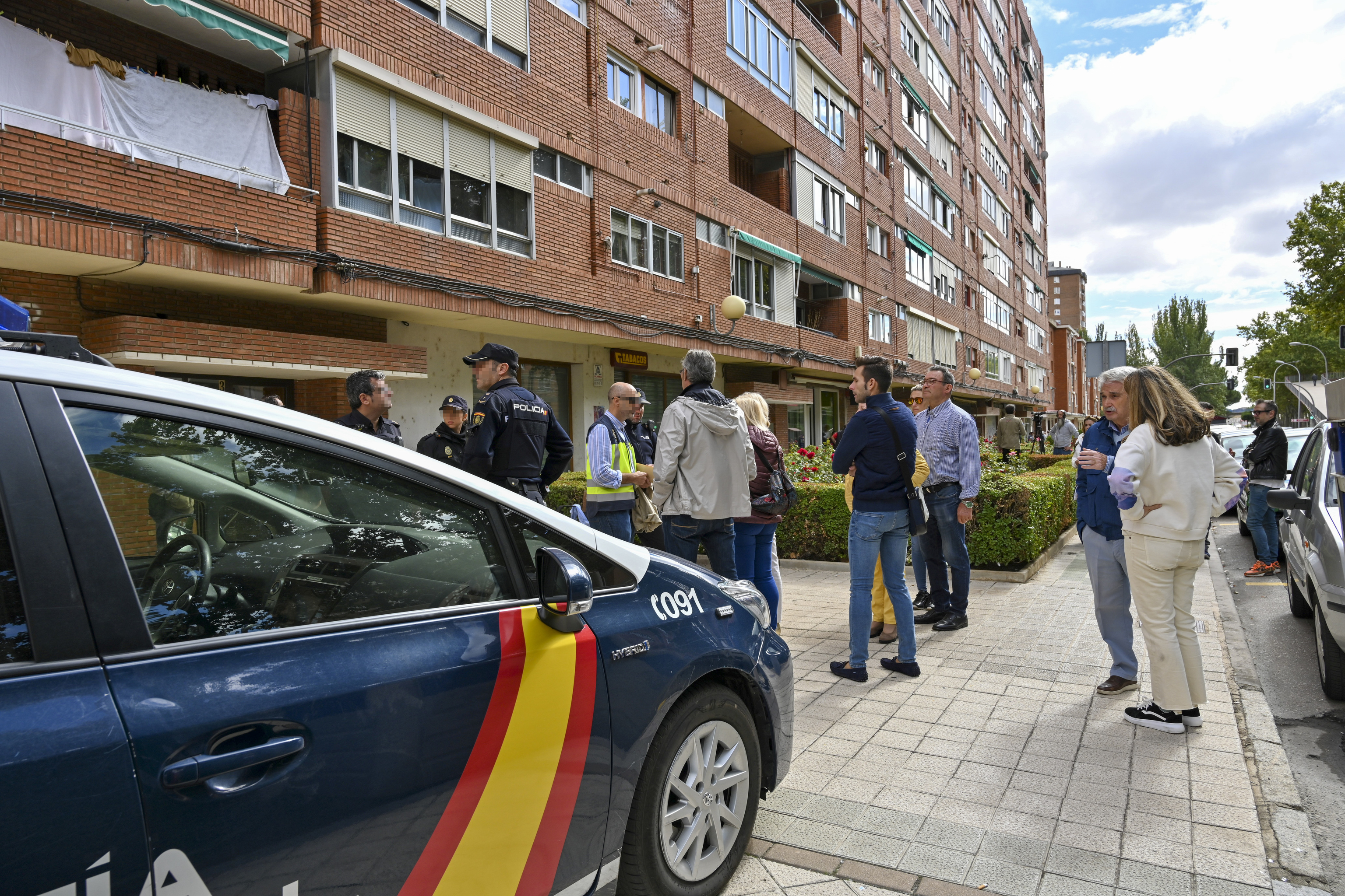Un coche de policía en el edificio Palencia donde fue asesinada una mujer de 32 años.