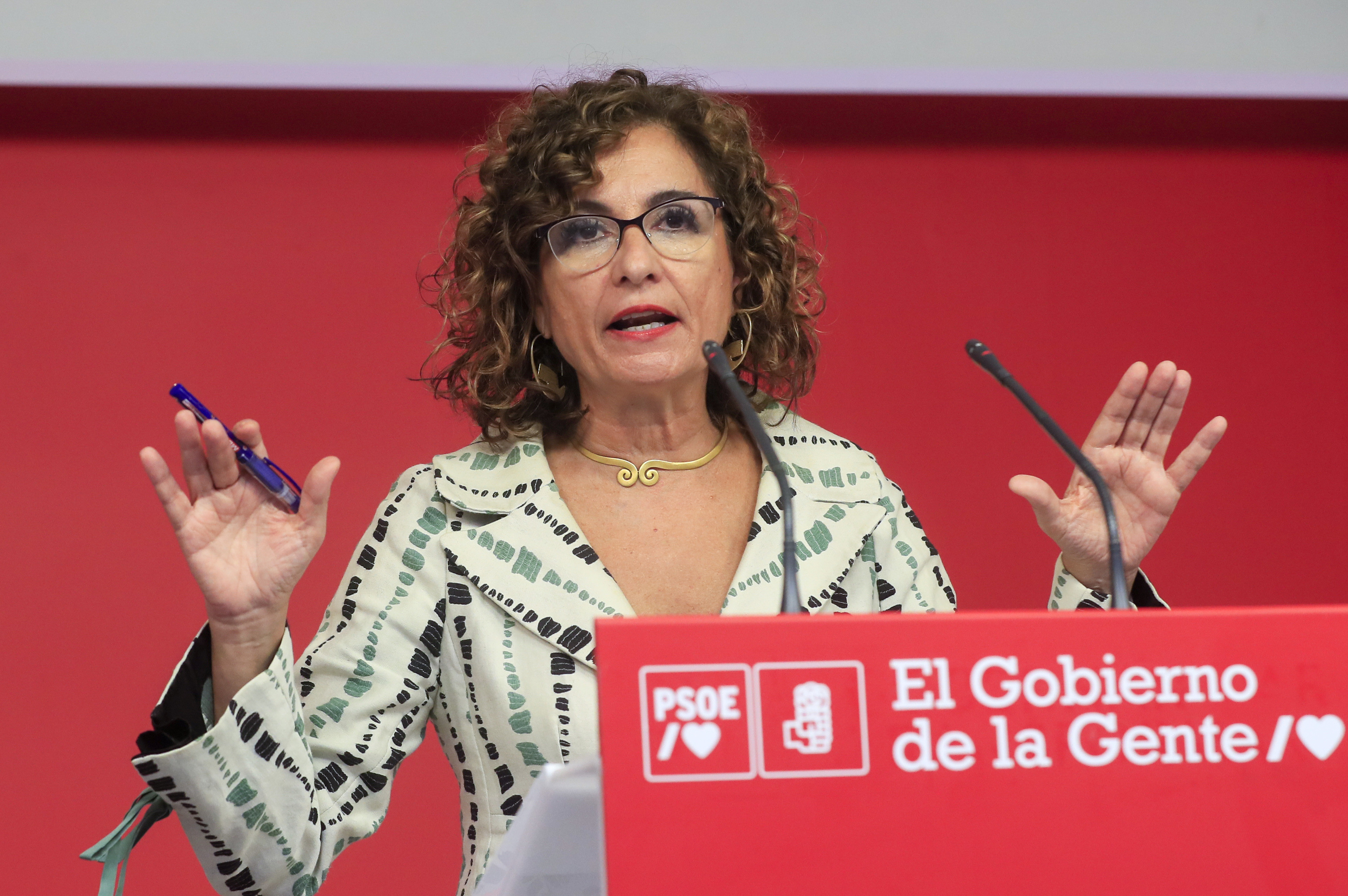 María Jesús Montero atiende a los medios durante su comparecencia en la sede del PSOE.