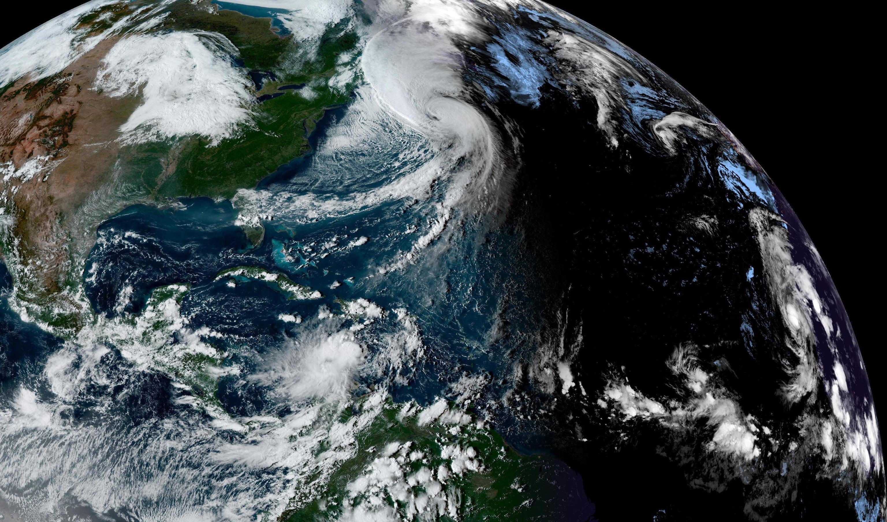 Imagen satelital cedida por la NOAA, con la tormenta Hermine sobre las Canarias.
