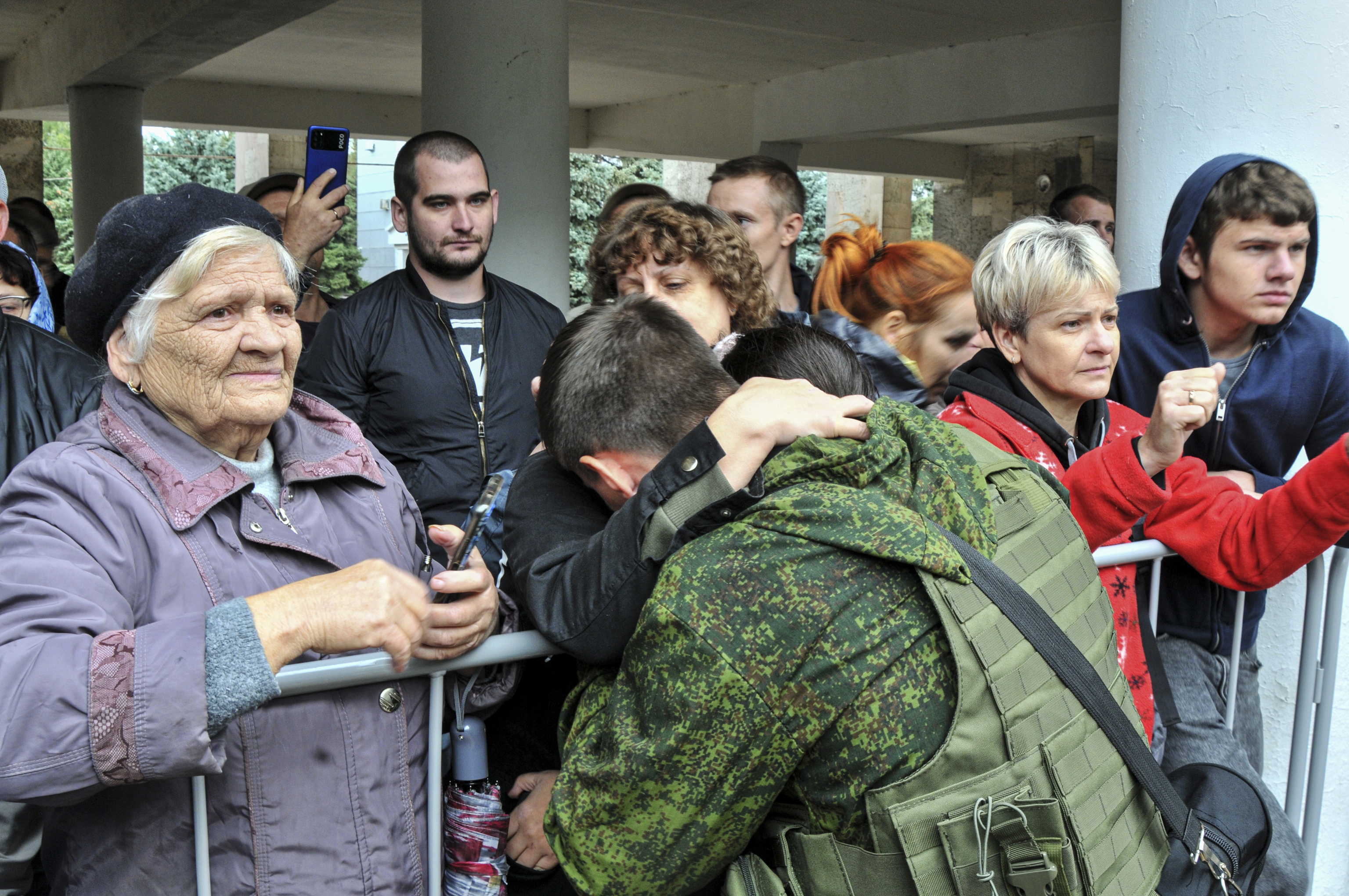 Un recluta se despide sus seres queridos en Rostov.