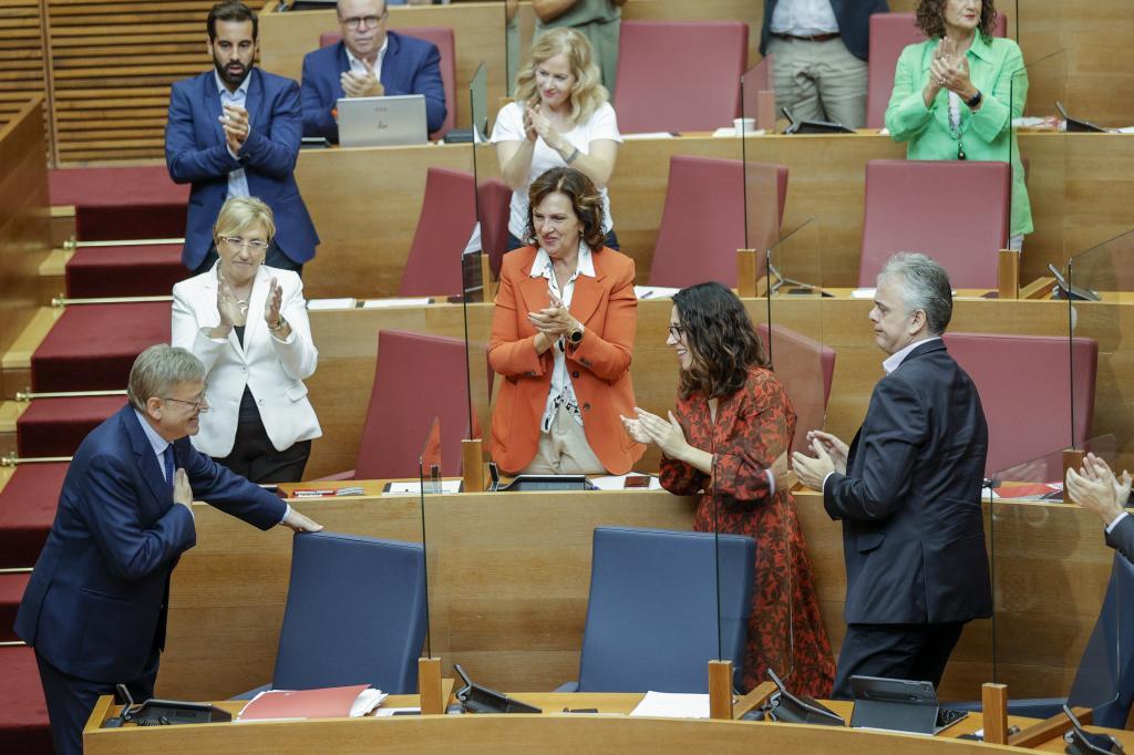 El presidente valenciano, Ximo Puig, ovacionado en las Cortes.