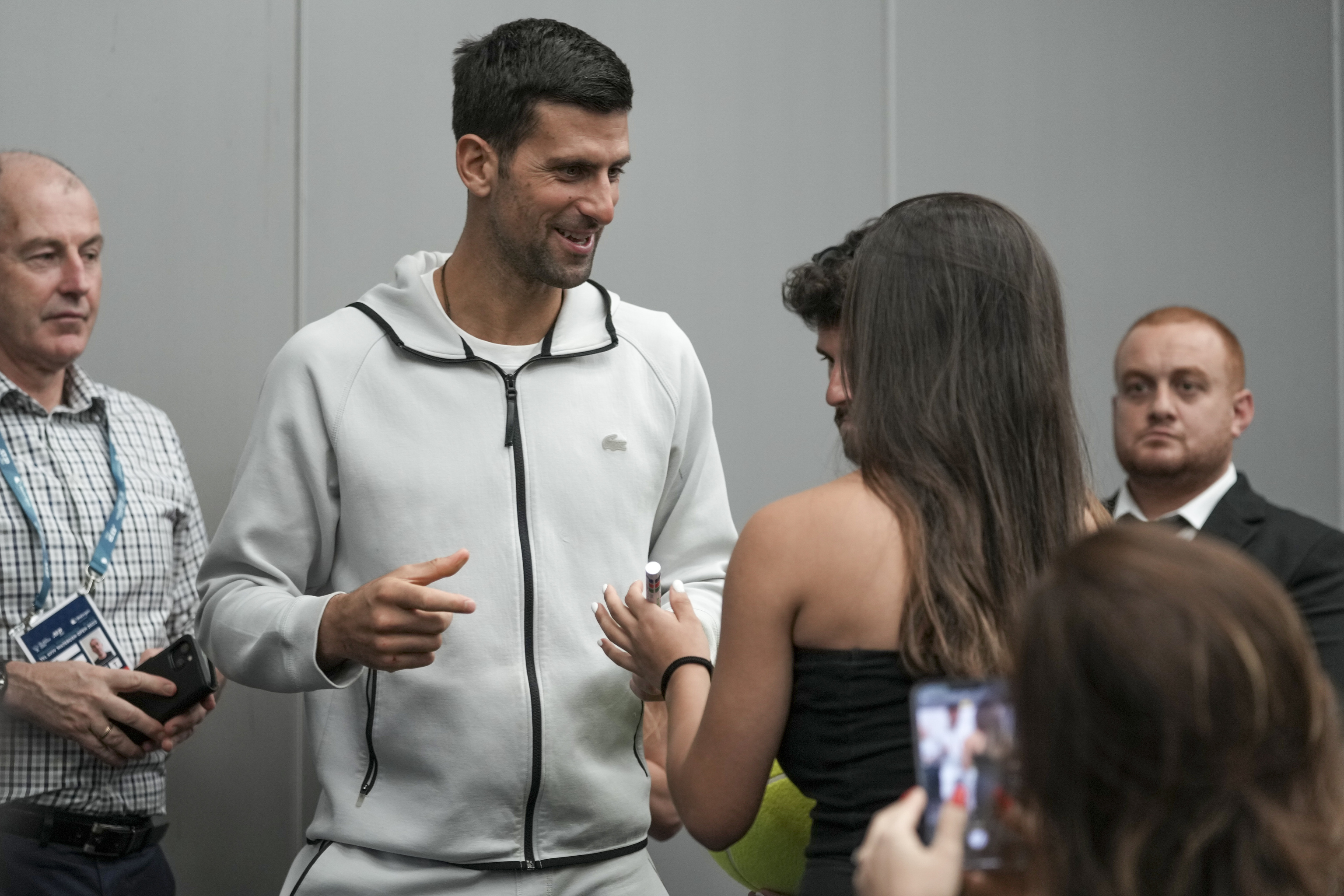 Novak Djokovic firma un autgrafo en Tel Aviv.