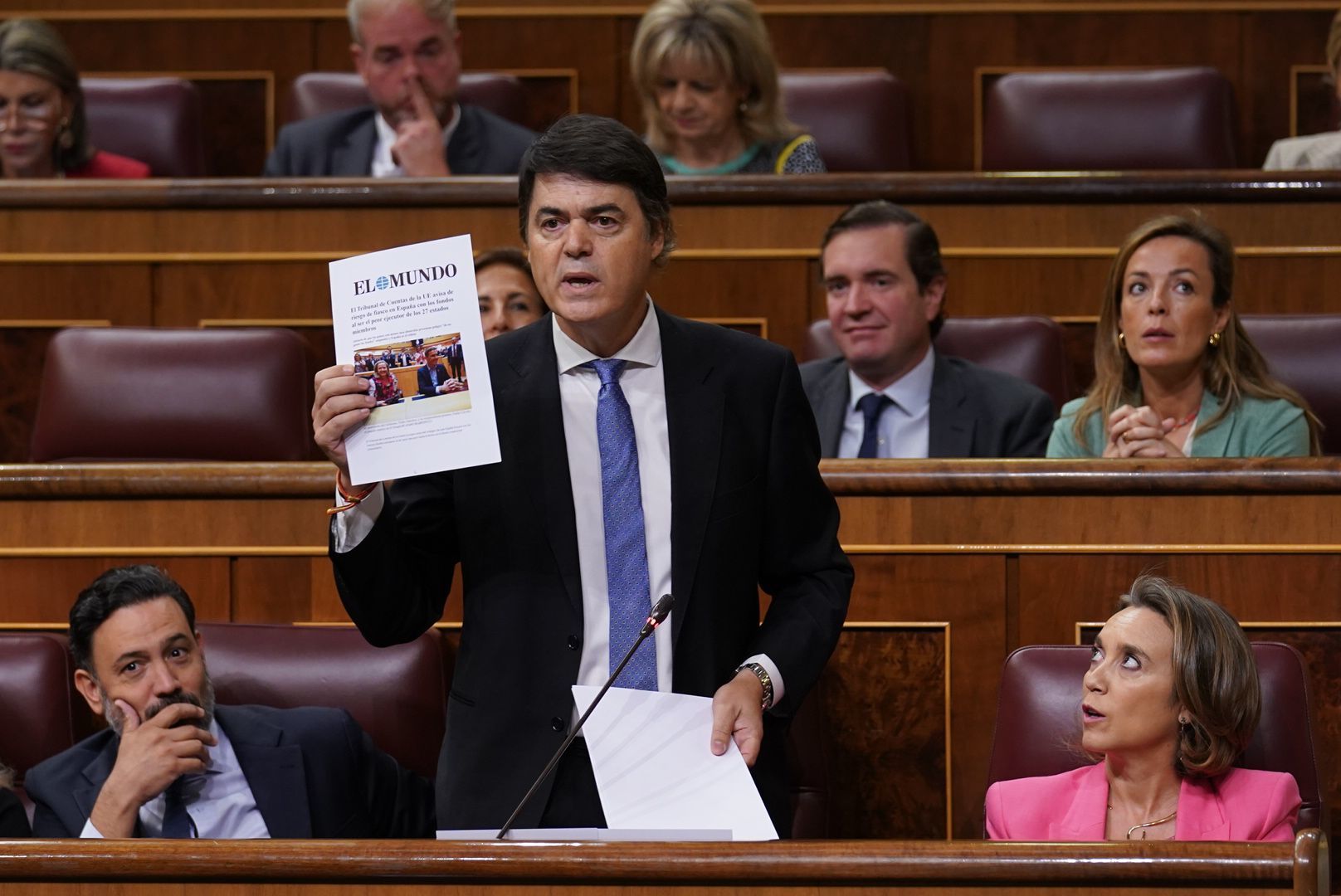 El diputado del PP Carlos Rojas muestra una portada de EL MUNDO durante su interpelación a Nadia Calviño.
