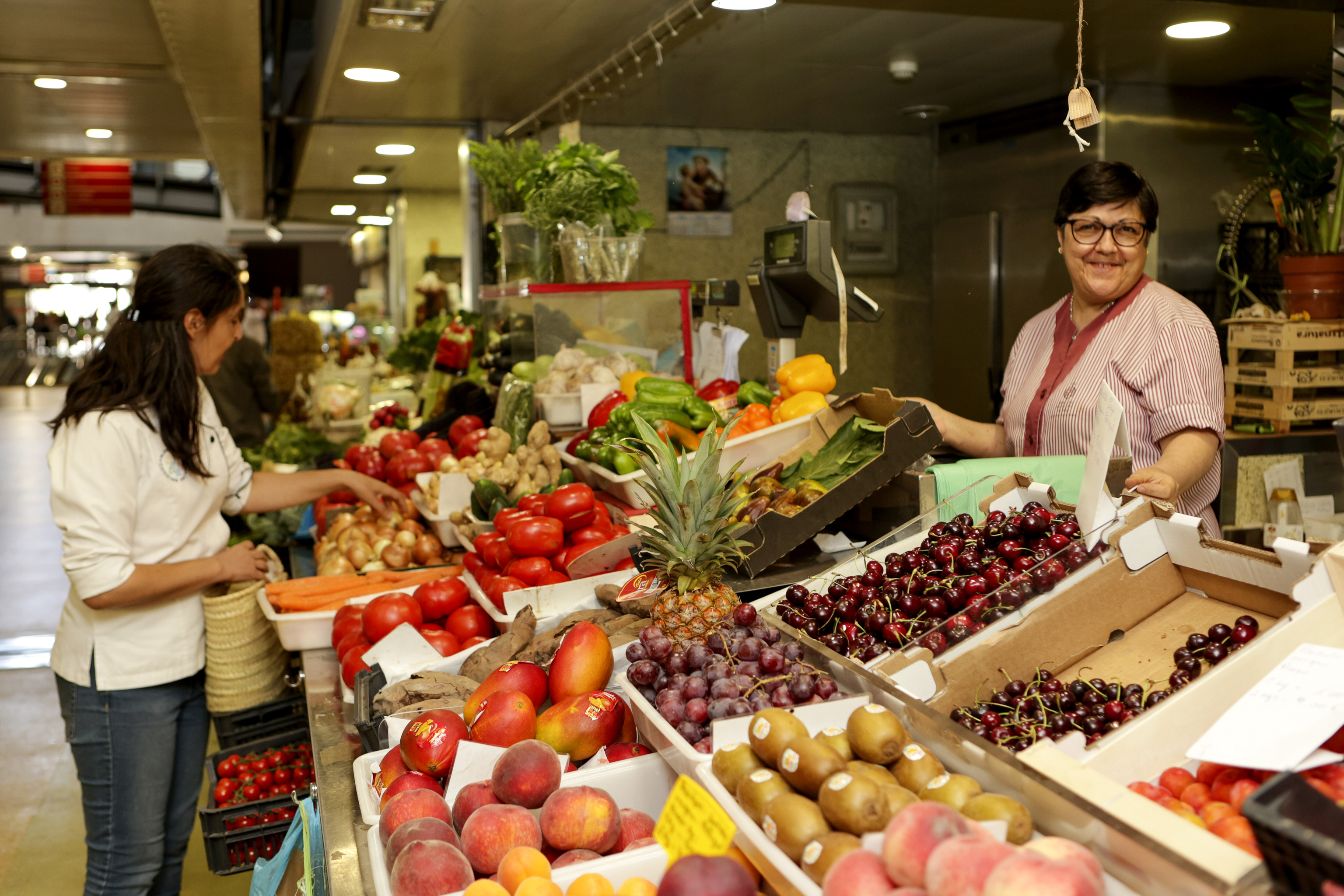La chef Alexandra Caetano, en el mercado municipal de Faro.