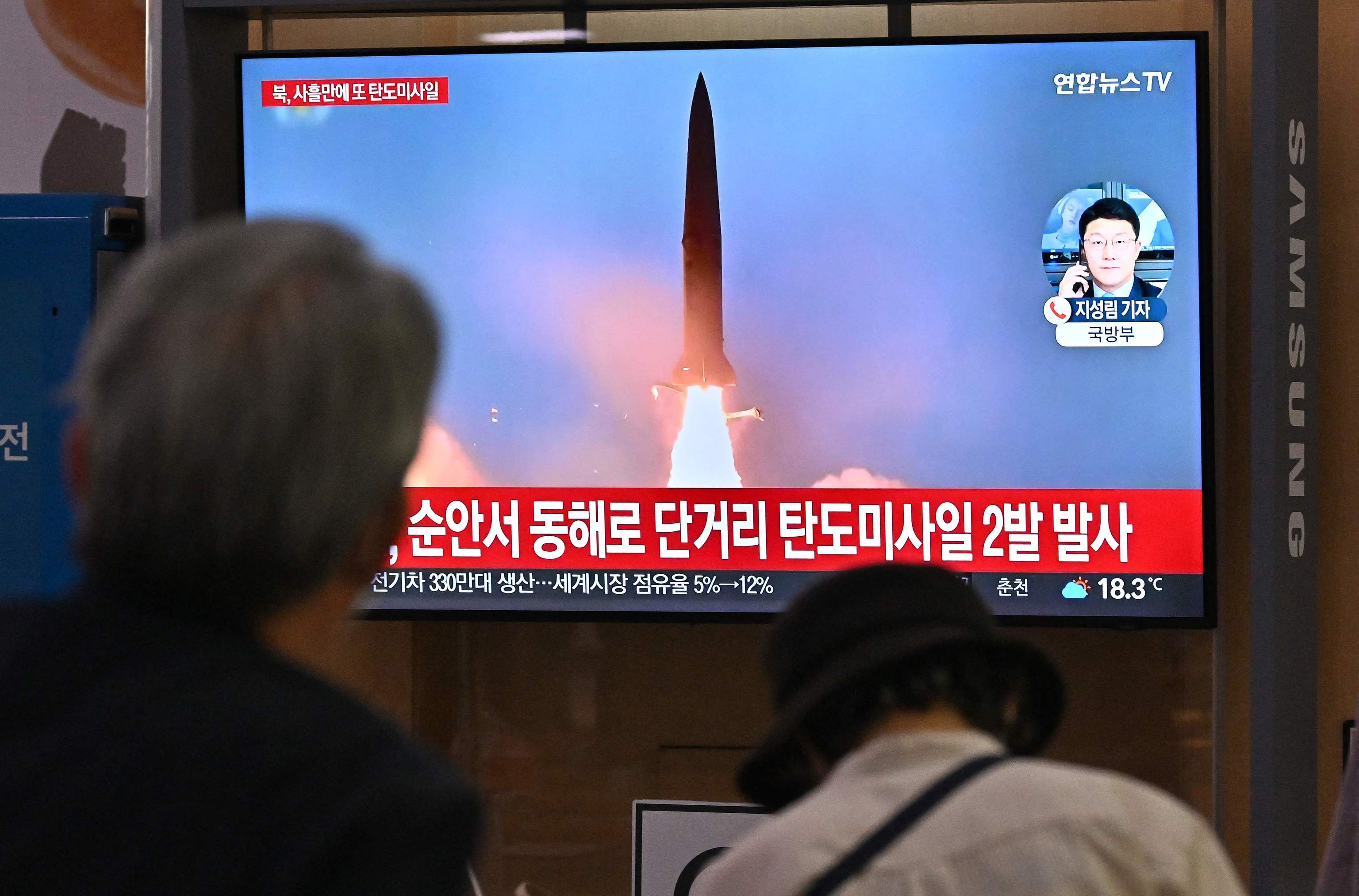 Imágenes del misil balístico en la televisión surcoreana.