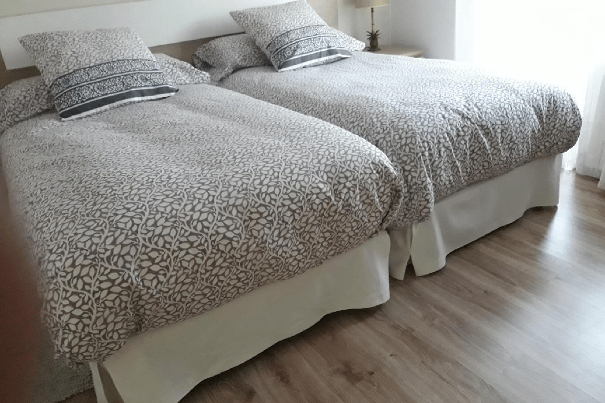 El cubrecanapé más (y barato) de Amazon para decorar tu cama y ganar espacio de almacenamiento | Hogar y jardín