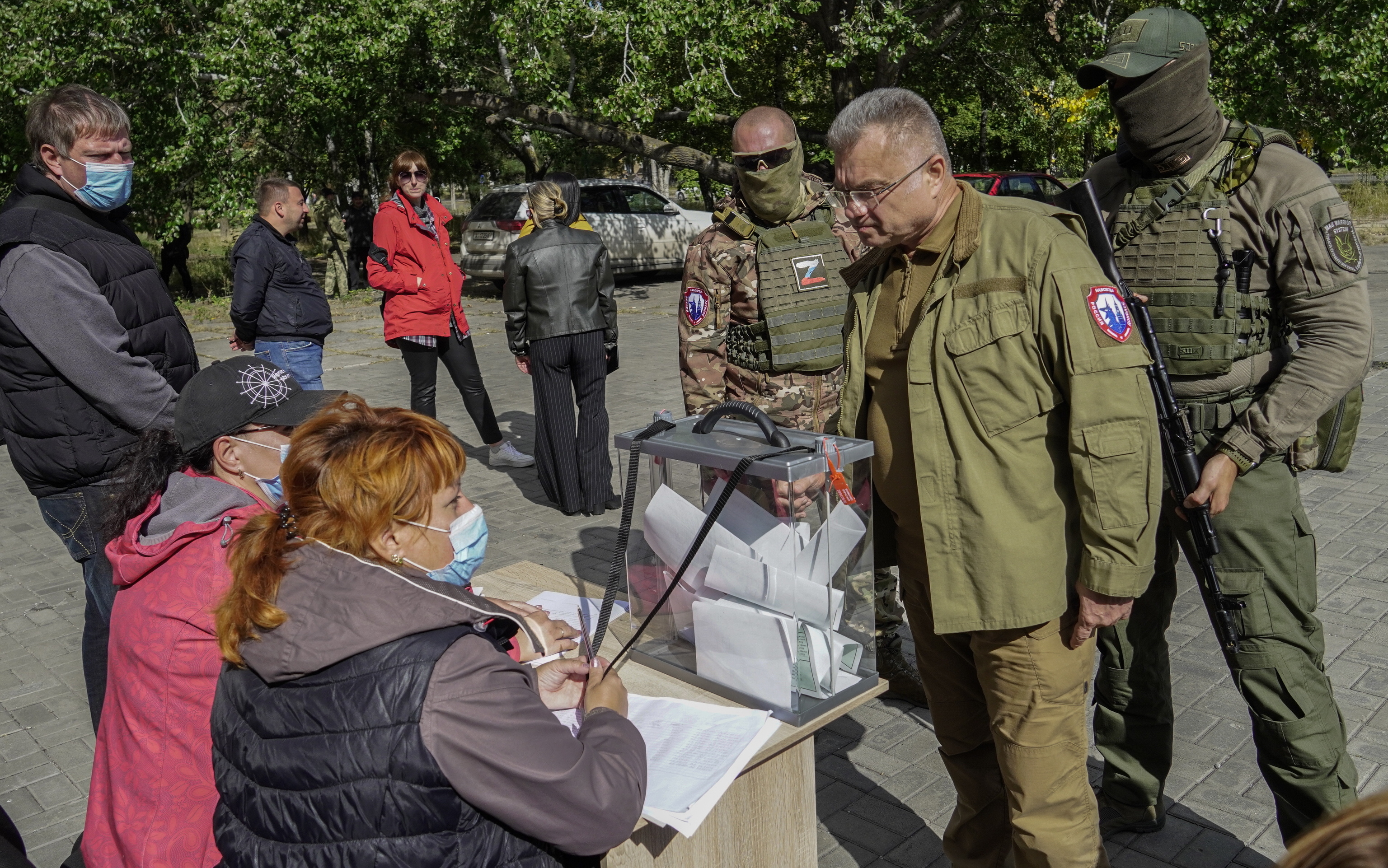 Votación del referéndum de anexión en Mariupol (Ucrania).