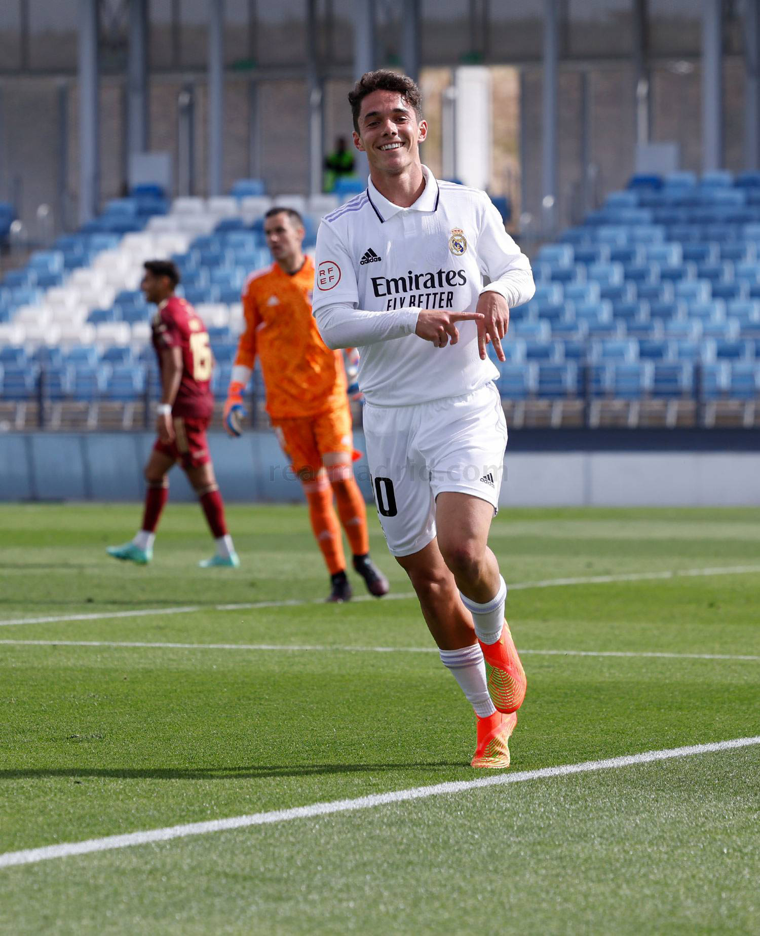 Sergio Arribas celebra un gol con el Castilla.