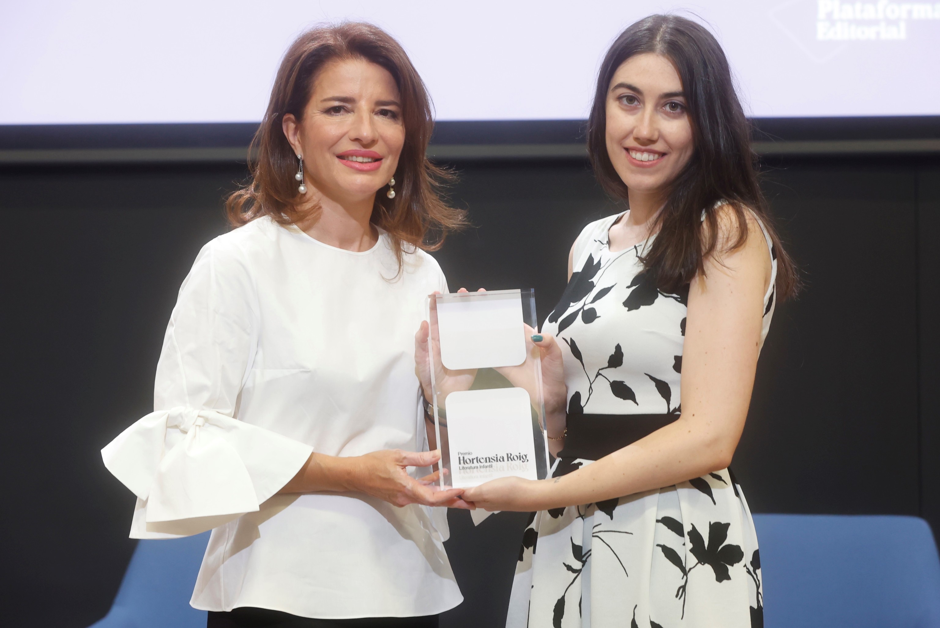Hortensia Roig y Andrea Navarro, en la entrega del premio.