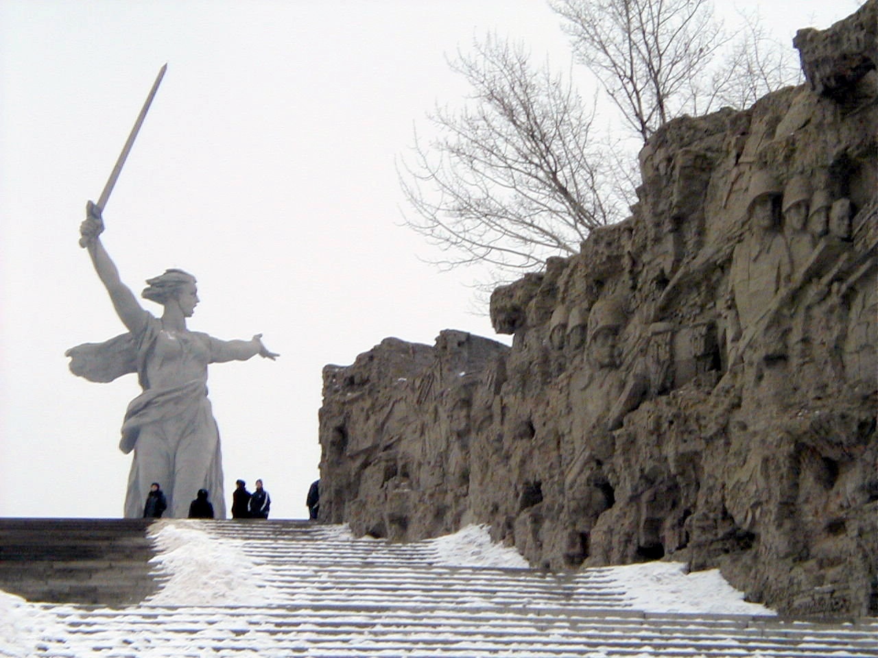 Plaza de los Hores de Stalingrado, hoy conocida como Volgogrado, con la estatua de la madre Patria al fondo.