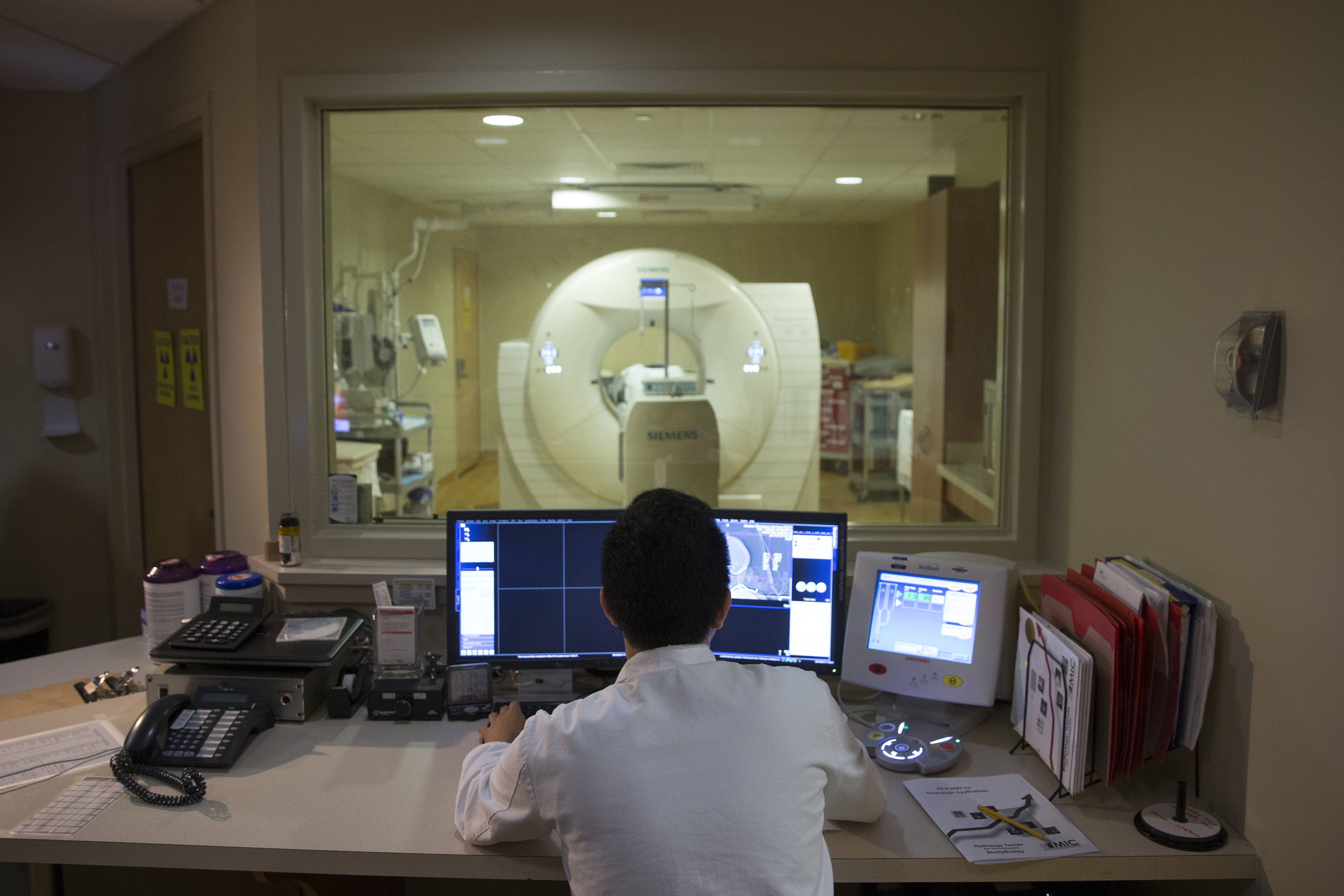 Un técnico de Medicina Nuclear durante un estudio sobre la enfermedad de alzhéimerr en el Hospital de la Universidad de Georgetown, Washington.