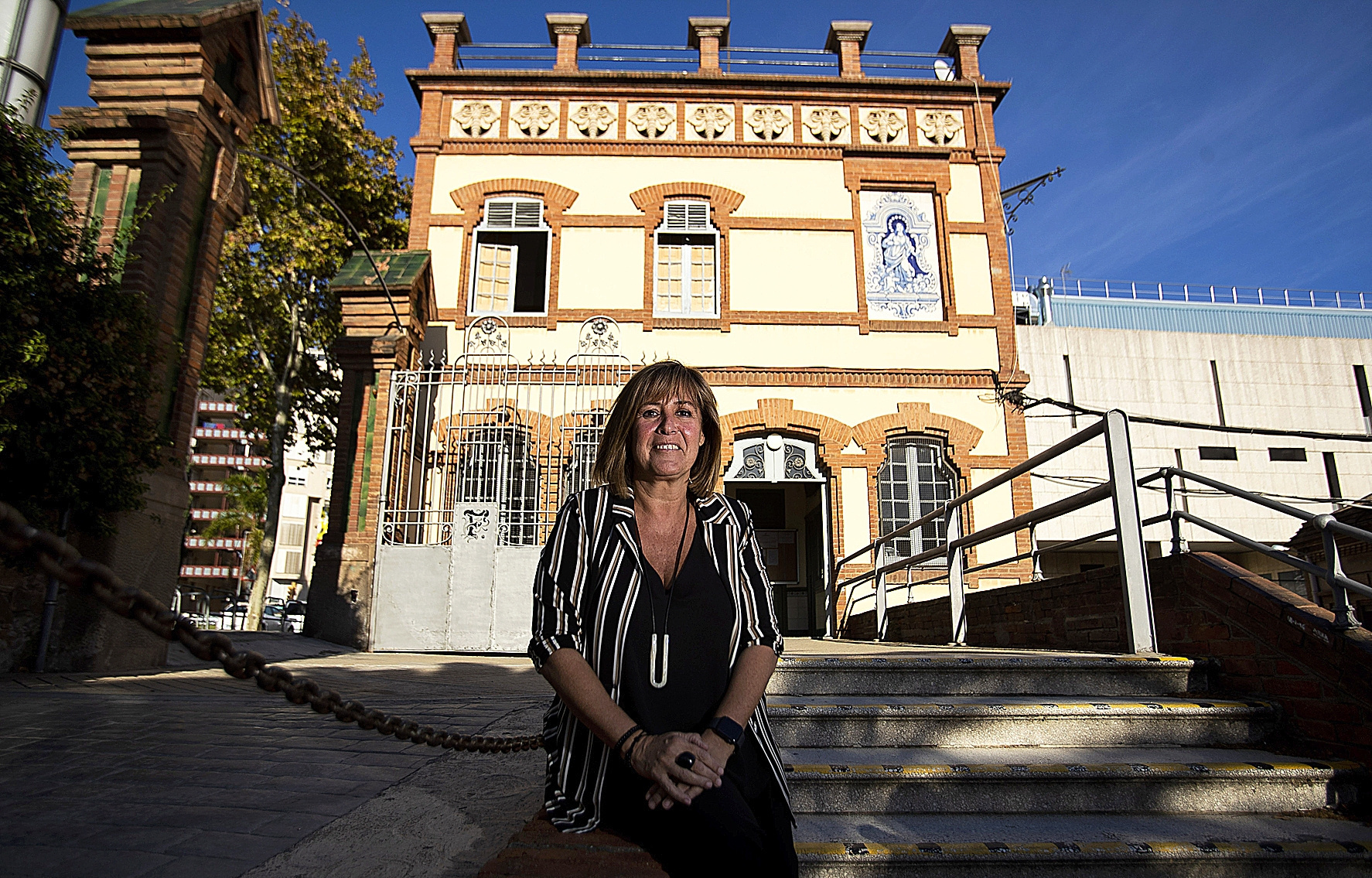 La alcaldesa de L'Hospitalet y presidenta de la Diputación de Barcelona, Núria Marín, posa delante el instituto Can Vilumara, un centro de votación del 1-O.
