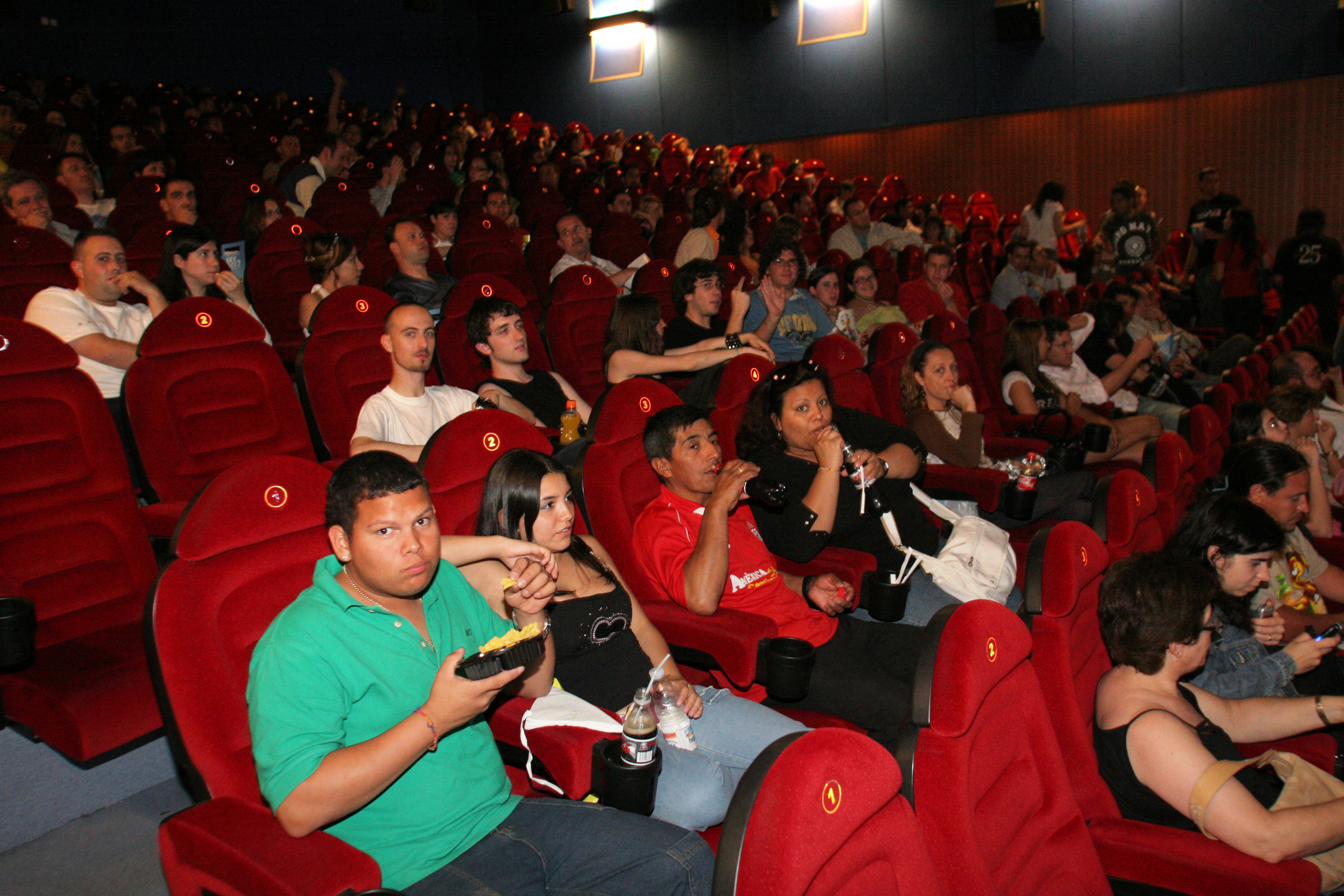 Espectadores sentados en una sala de cine.