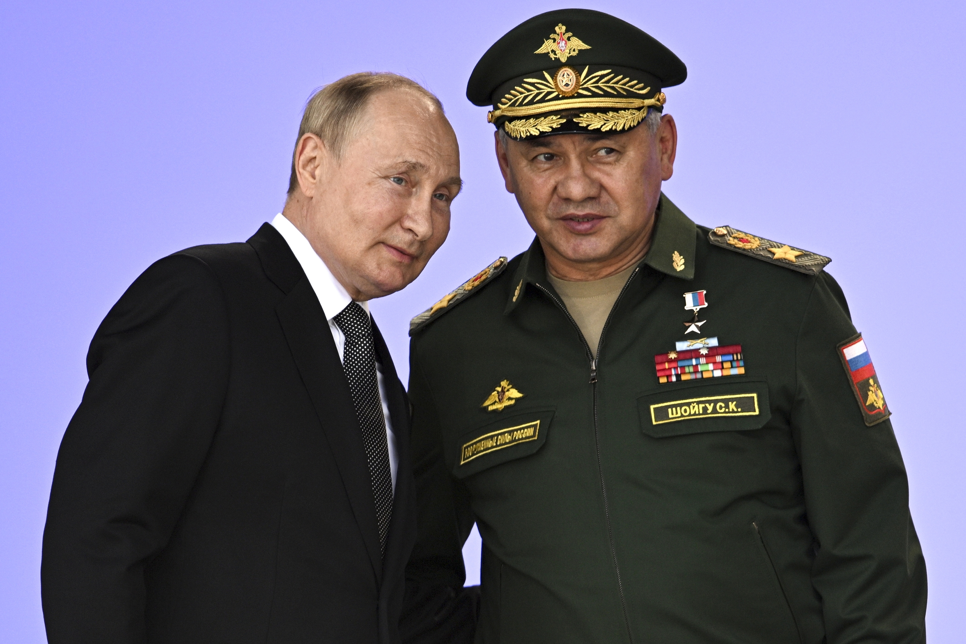 Vladimir Putin junto a su ministro de Defensa, Sergei Shoigu.