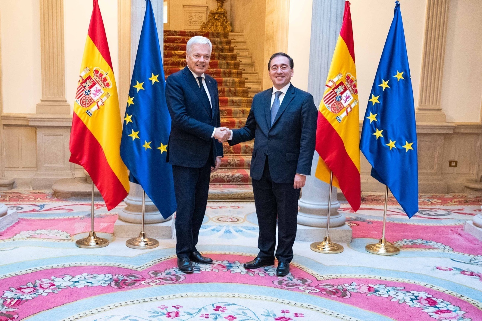 Didier Reynders y el ministro de Exteriores, José Manuel Albares, en su encuentro en el Palacio de Viana.